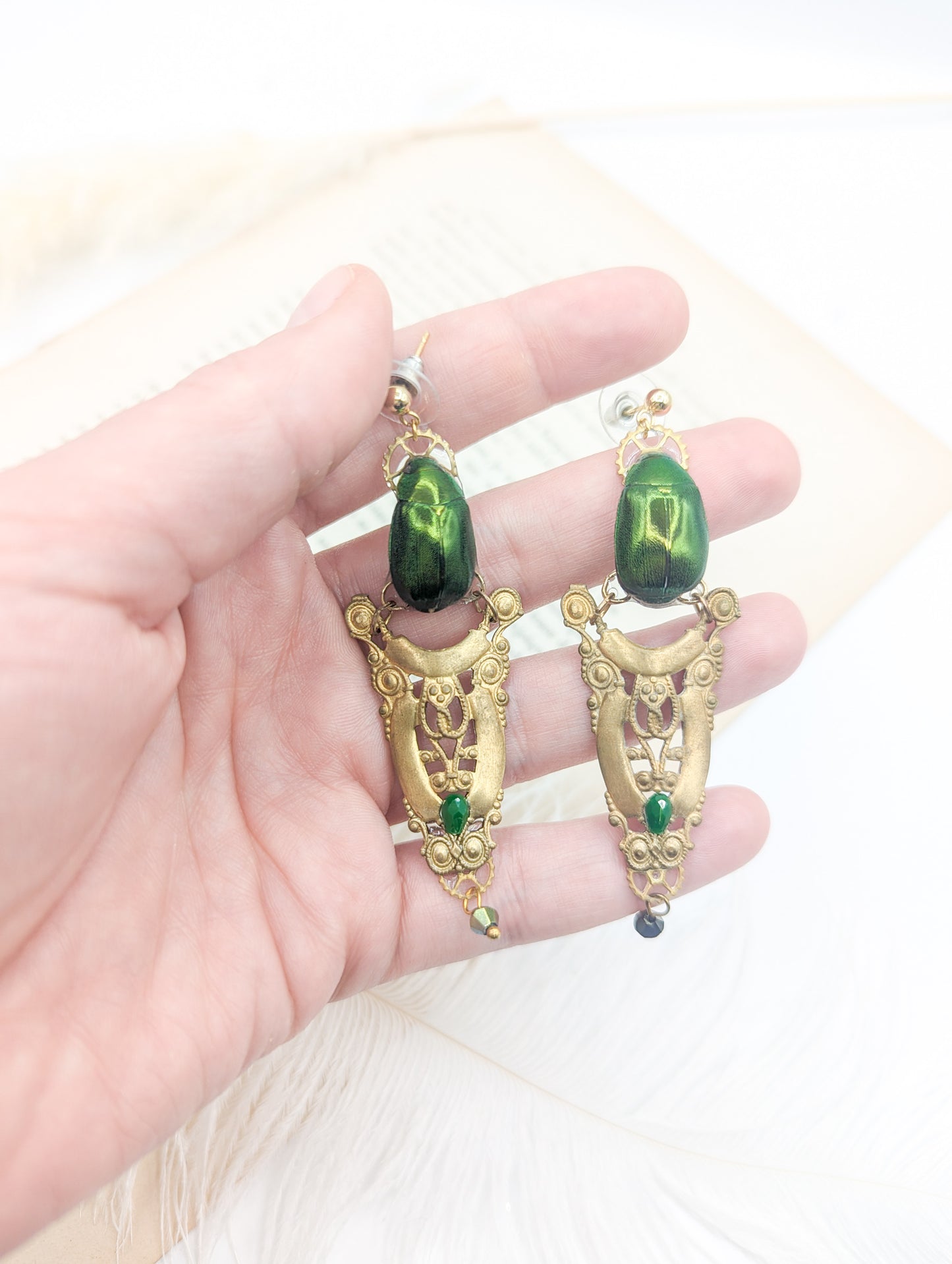 Vue ensemble boucles Osiris – étampe ajourée & scarabée vert fait main | Victorian Rehab