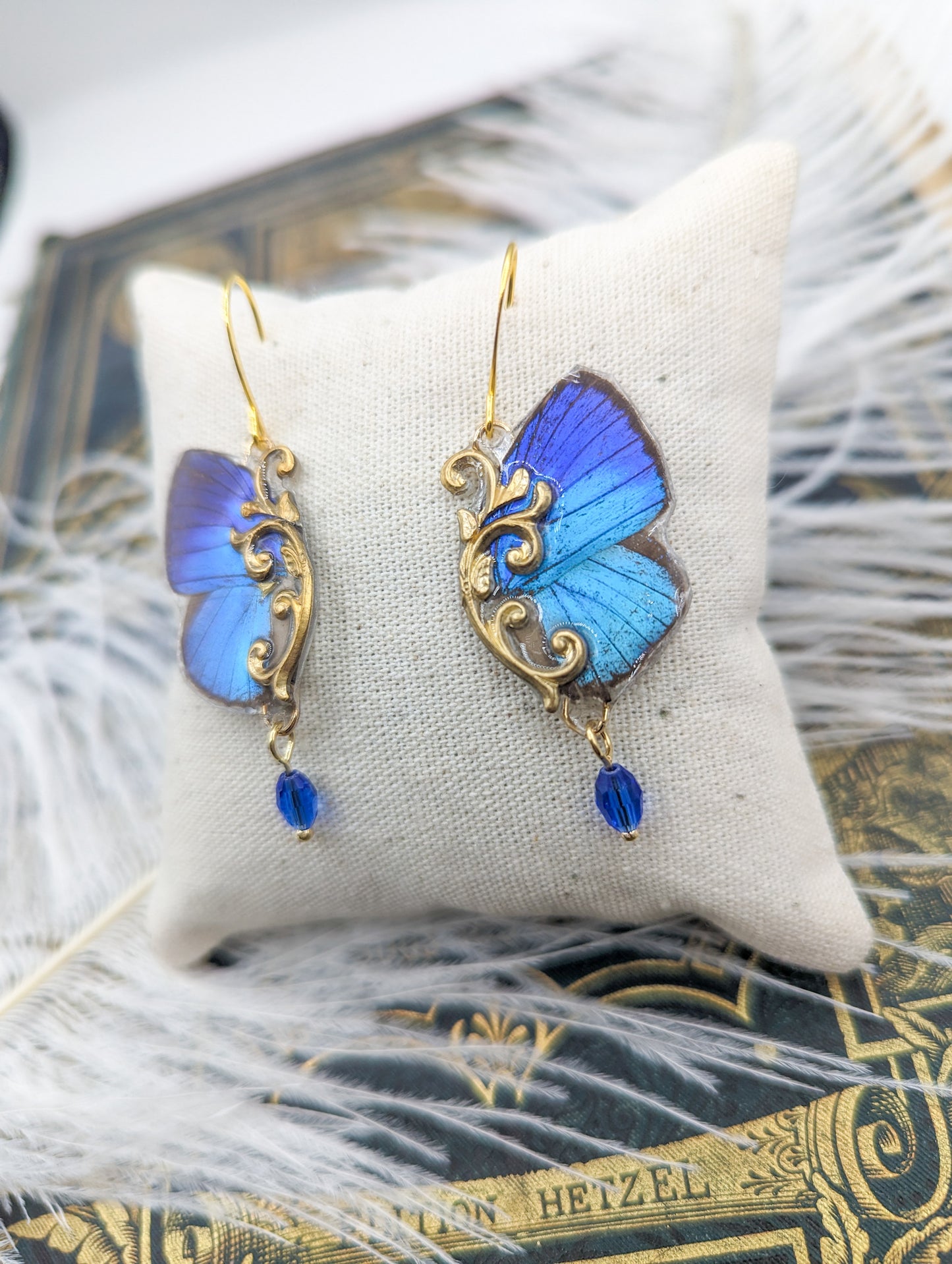 Boucles d'oreille Mucha portées – véritables ailes papillon bleu Art Nouveau Victorian Rehab