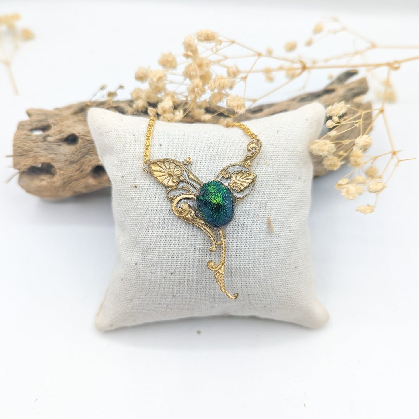 Collier Art Nouveau scarabée – véritable scarabée vert sur estampe dorée | Victorian Rehab