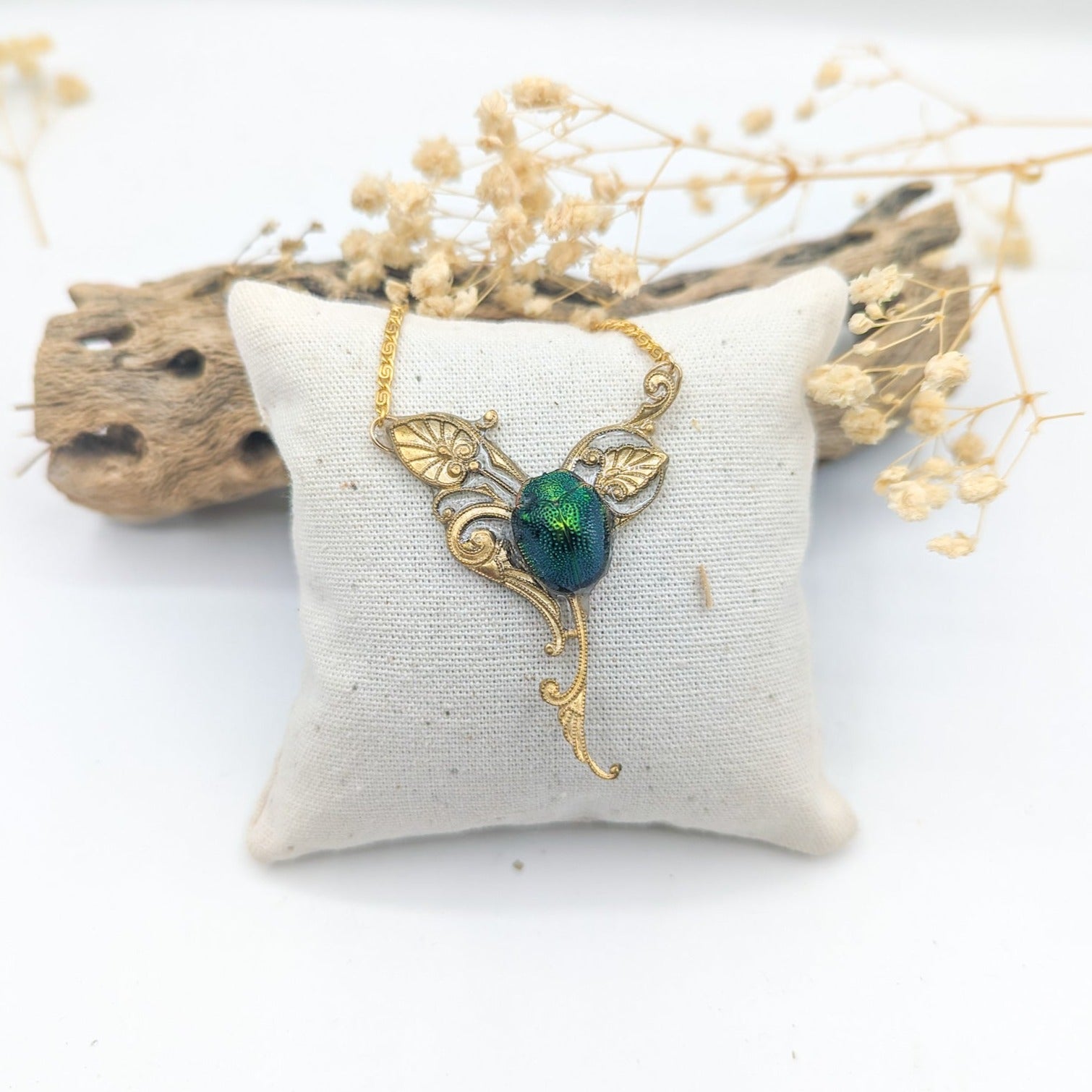 Collier Art Nouveau scarabée – véritable scarabée vert sur estampe dorée | Victorian Rehab