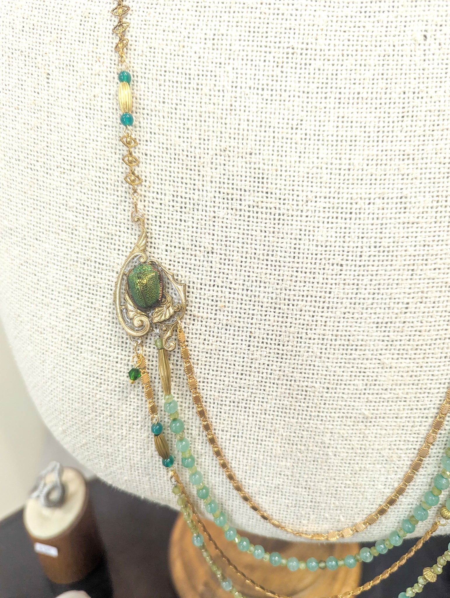 Sautoir Art Nouveau bijou artisanal – deux scarabées & aventurine | Victorian Rehab