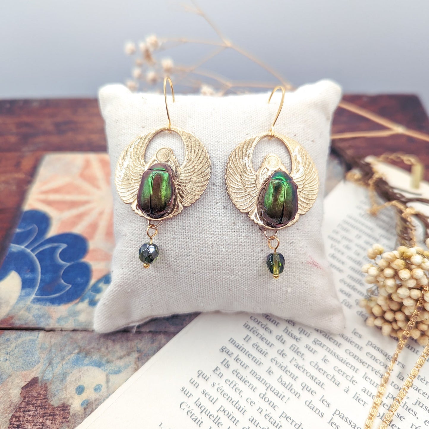 Détail boucles Amon Râ – scarabée vert iridescent sur estampe égyptienne | Victorian Rehab