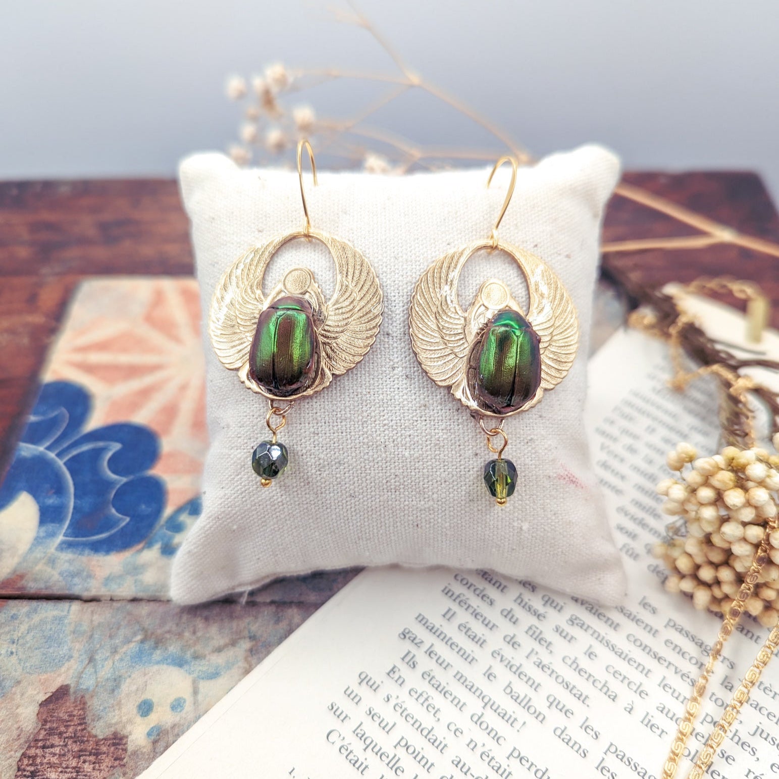 Détail boucles Amon Râ – scarabée vert iridescent sur estampe égyptienne | Victorian Rehab