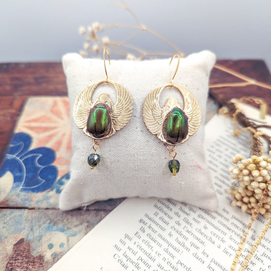 Détail boucles Amon Râ – scarabée vert iridescent sur estampe égyptienne | Victorian Rehab