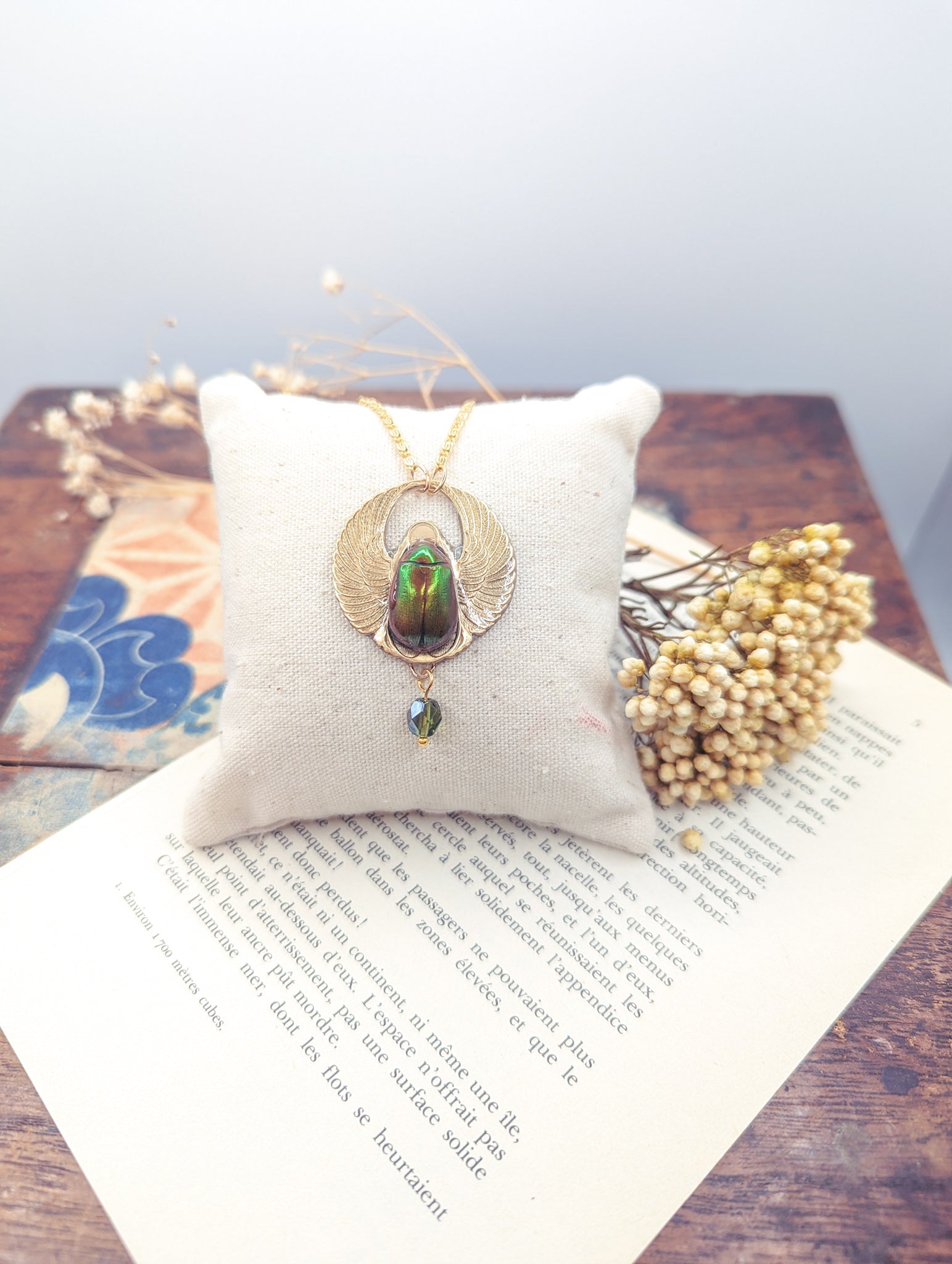 Vue de face collier Amon Râ – véritable scarabée en résine | Victorian Rehab