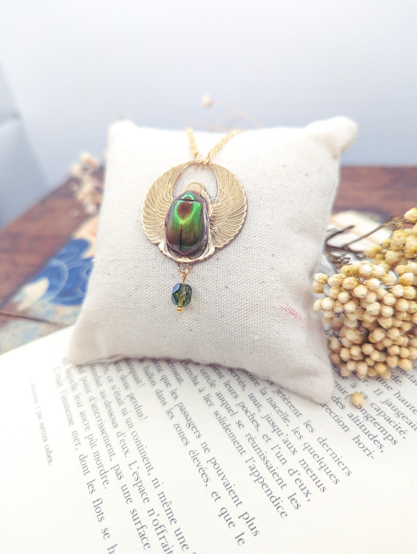 Collier Amon Râ porté – bijou scarabée égypte antique | Victorian Rehab
