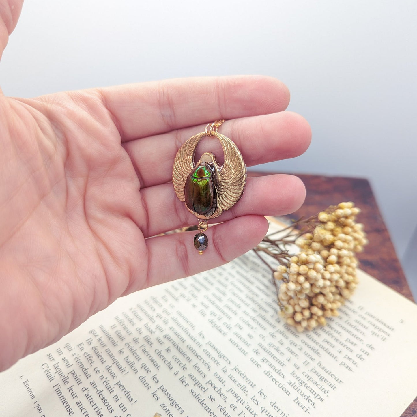 Détail collier Amon Râ – scarabée vert iridescent sur laiton doré | Victorian Rehab