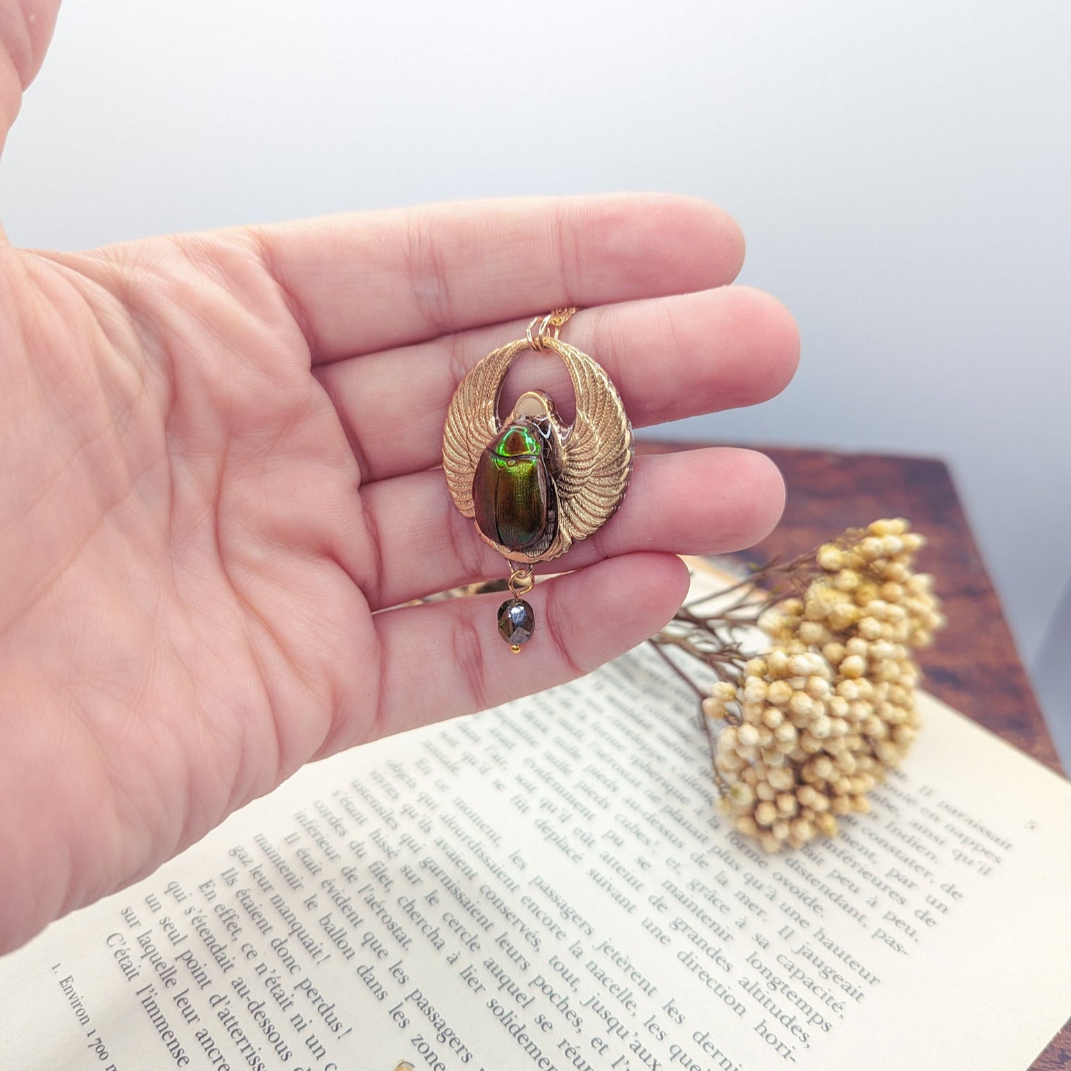 Détail collier Amon Râ – scarabée vert iridescent sur laiton doré | Victorian Rehab