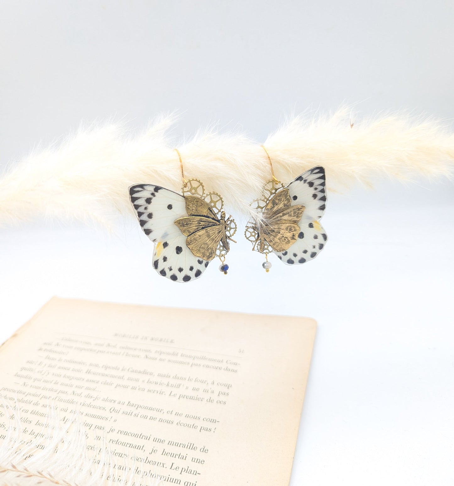 Boucles Chrysalide argentées vue de face – véritable aile papillon Calypso steampunk Victorian Rehab