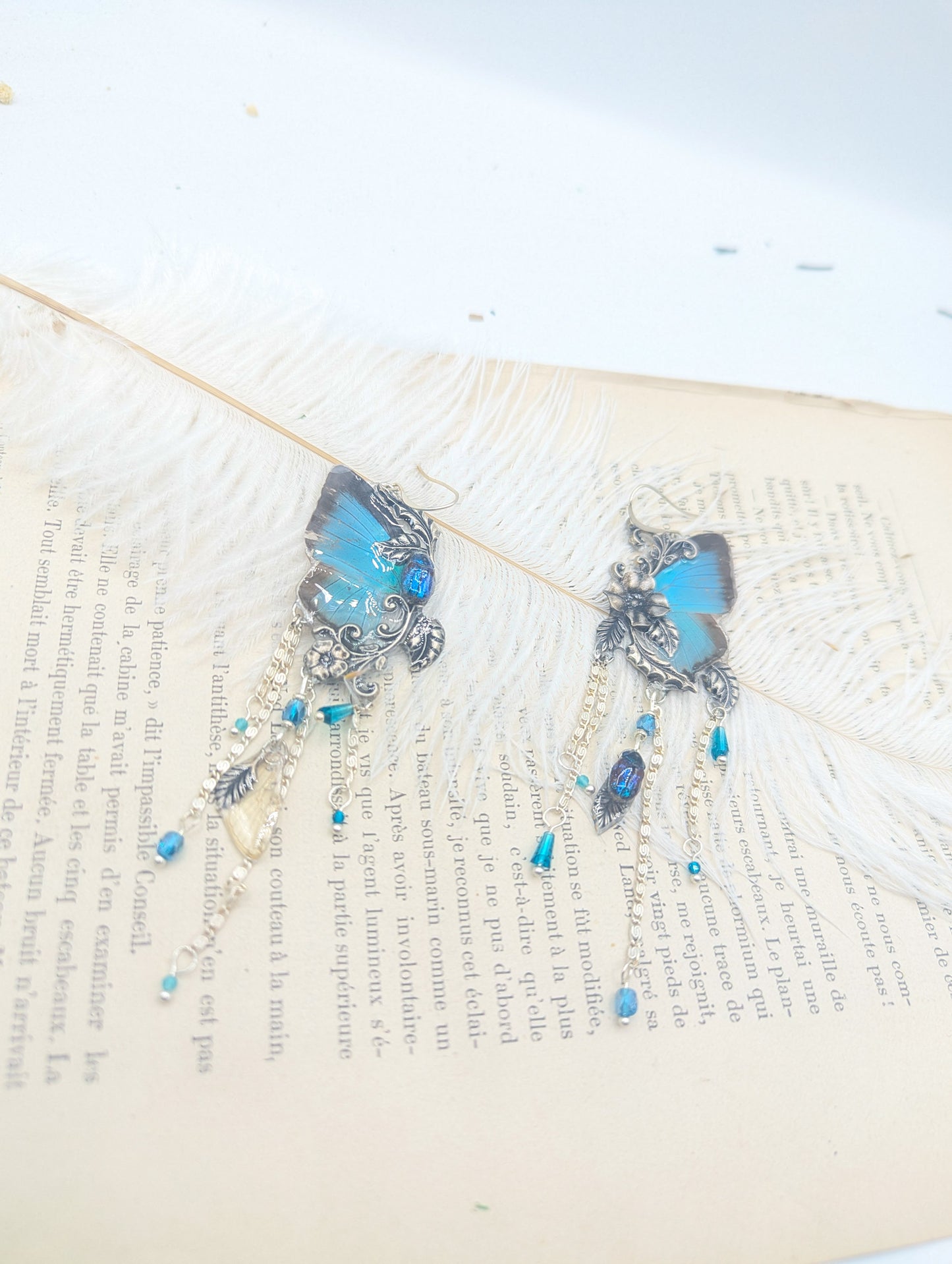 Détail boucles Naturalia GM Marcias – aile papillon bleu noir scarabée cigale fait main Hérault