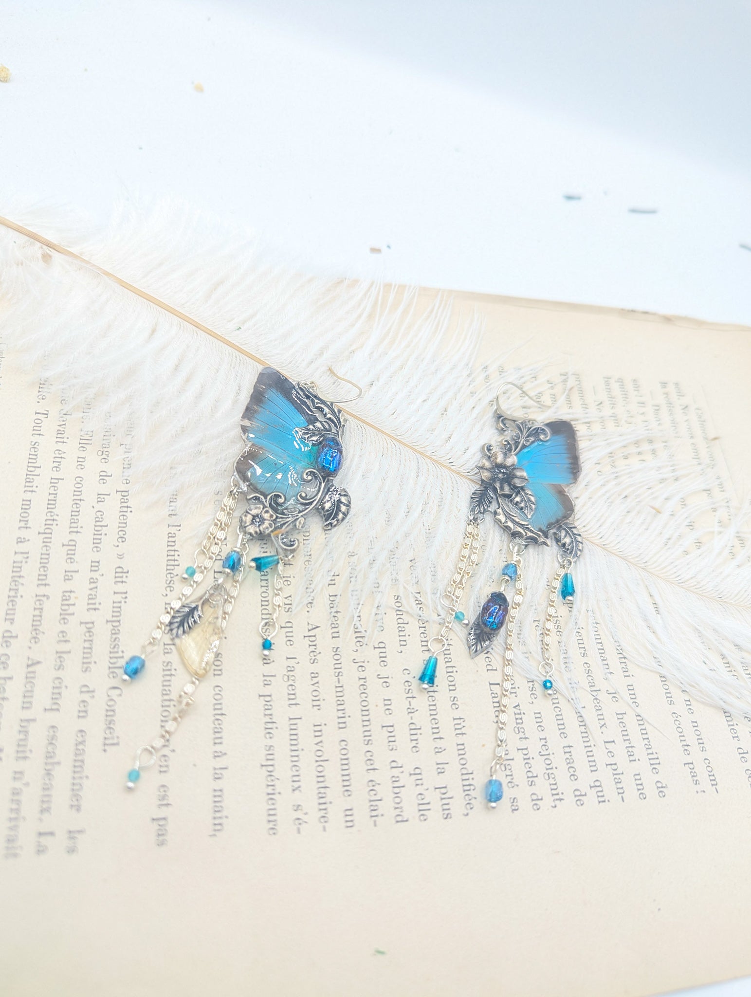 Détail boucles Naturalia GM Marcias – aile papillon bleu noir scarabée cigale fait main Hérault