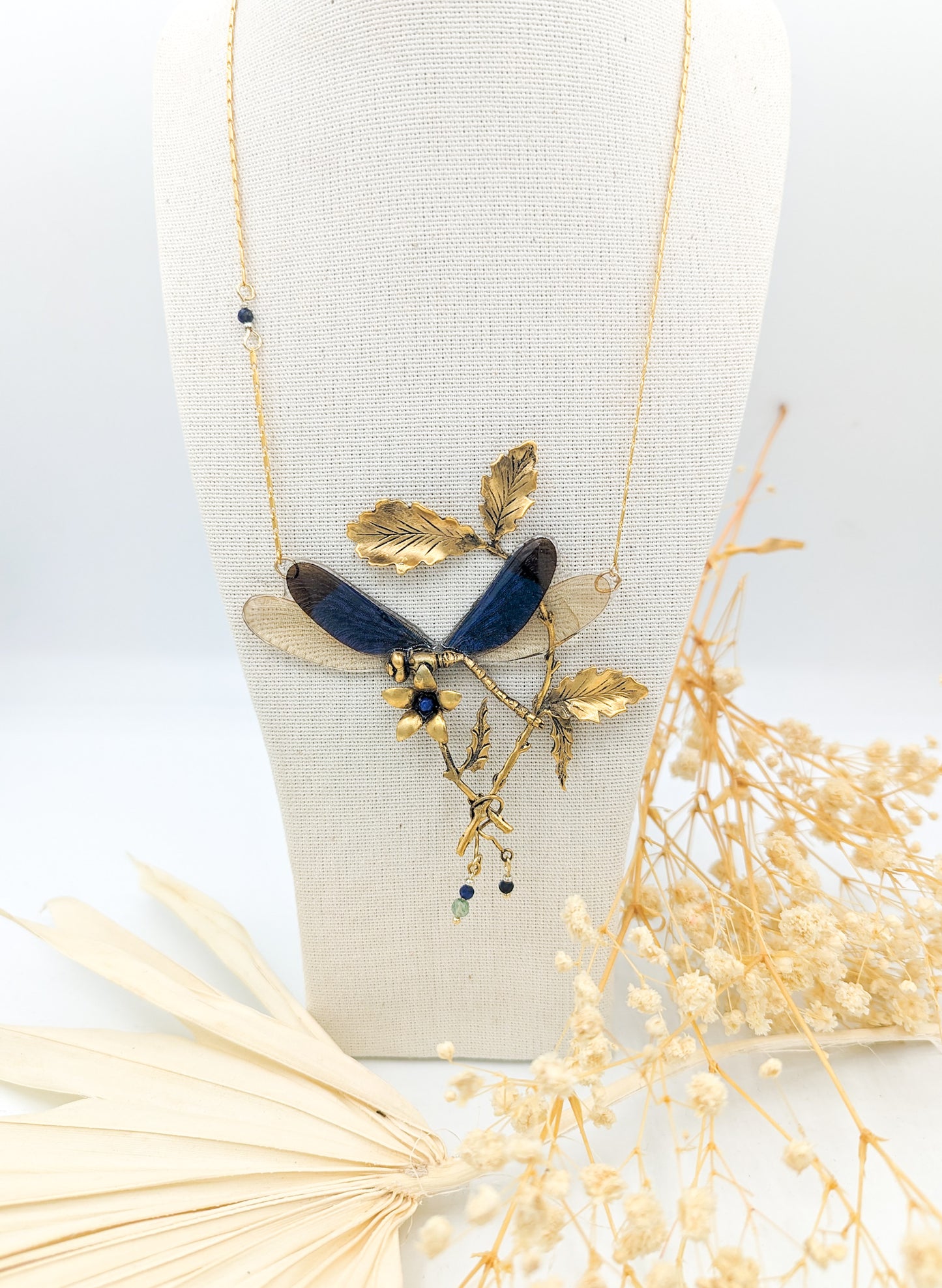 Collier Gallée porté – bijou féérique ailes de fée pièce unique Victorian Rehab