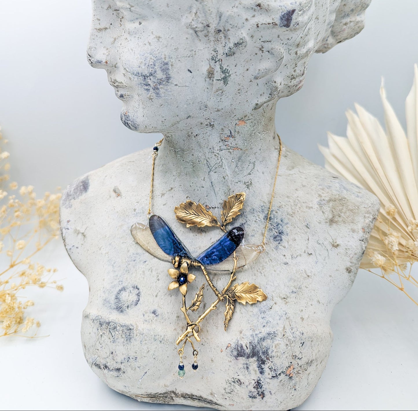 Détail collier Gallée – ailes de libellule transparentes et pierres bleues Victorian Rehab