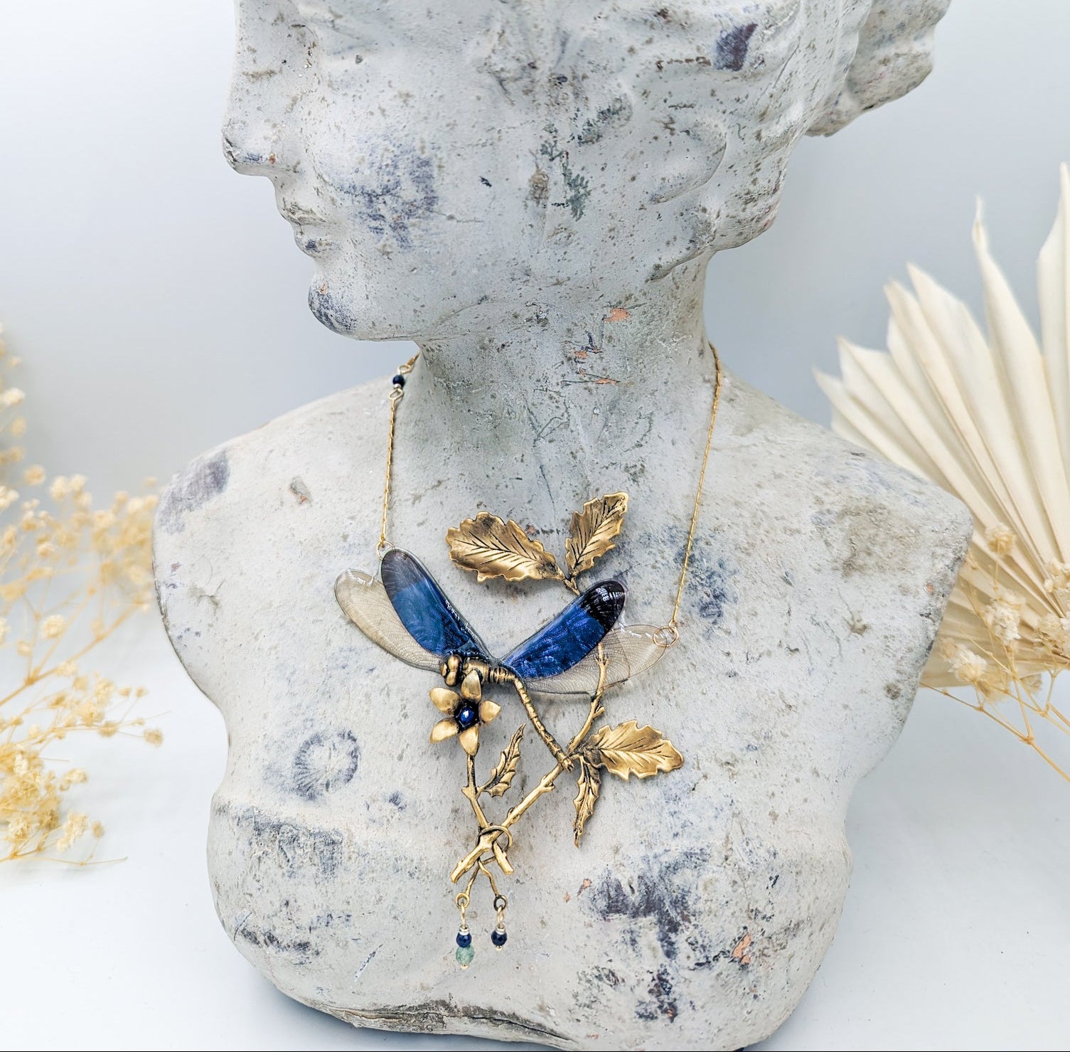 Détail collier Gallée – ailes de libellule transparentes et pierres bleues Victorian Rehab
