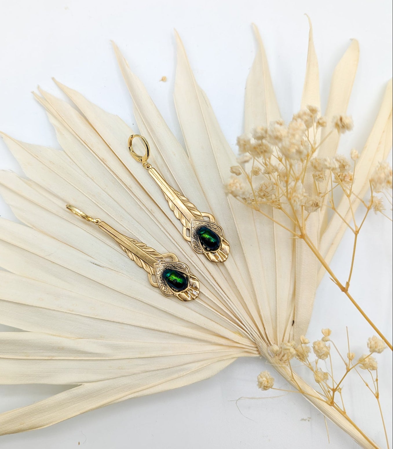 Détail boucles Klimt – scarabée vert sur estampe Art Nouveau | Victorian Rehab