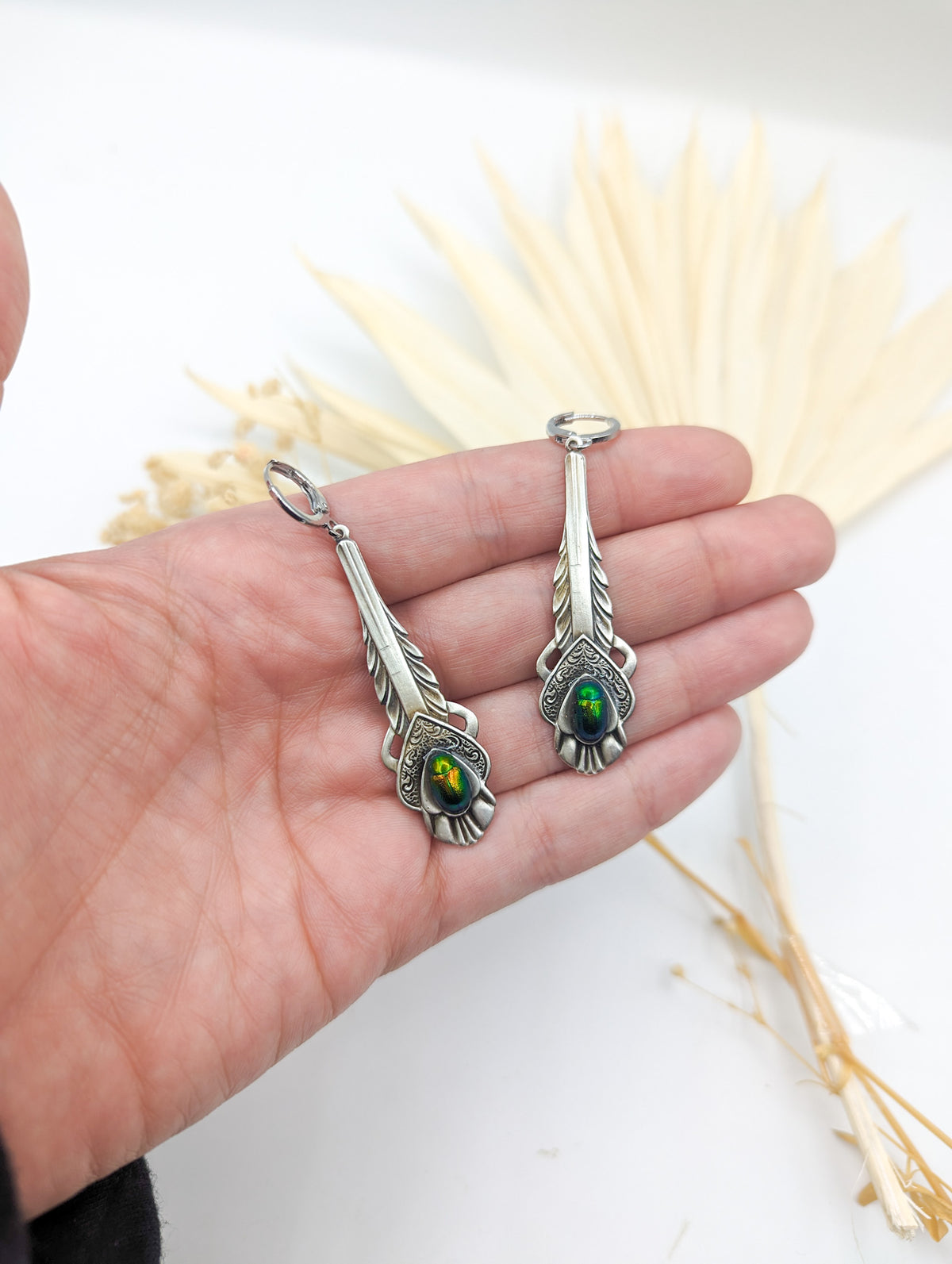 Boucles Klimt portées – bijou fin Art Nouveau scarabée vert | Victorian Rehab