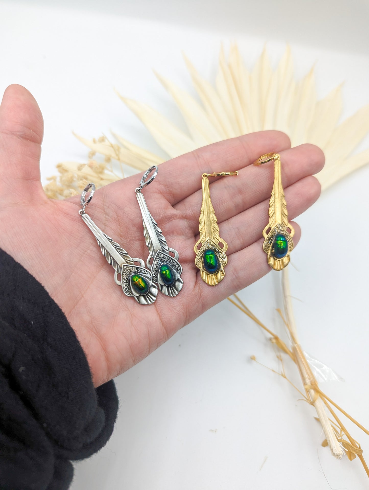 Vue profil boucles Klimt – laiton doré & véritable scarabée | Victorian Rehab