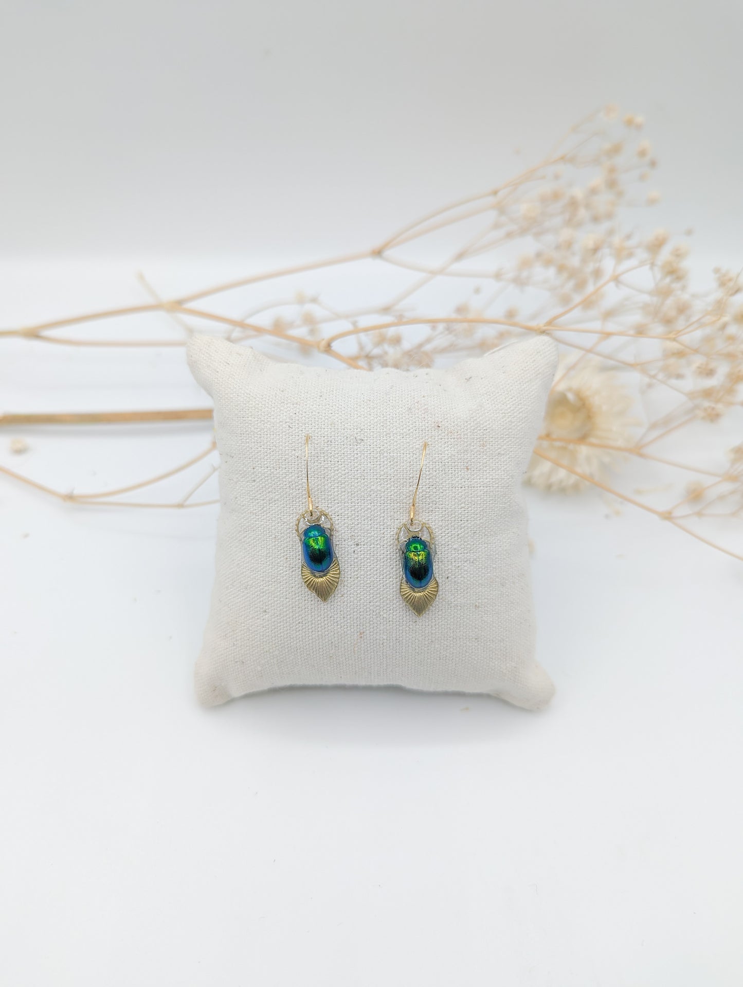 Boucles d'oreille Maat version argentée – véritable scarabée vert | Victorian Rehab