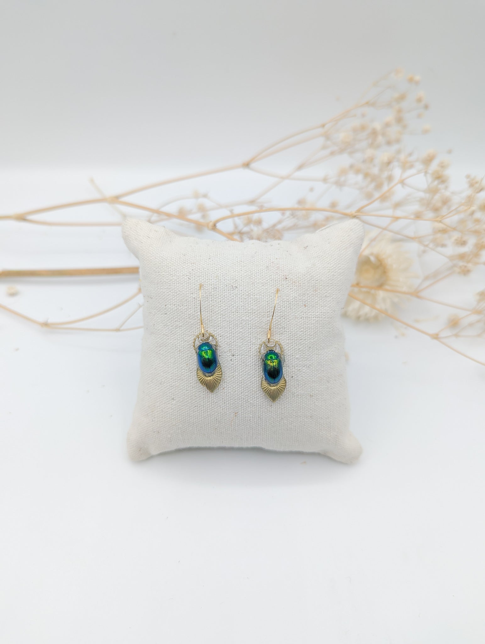 Boucles d'oreille Maat version argentée – véritable scarabée vert | Victorian Rehab