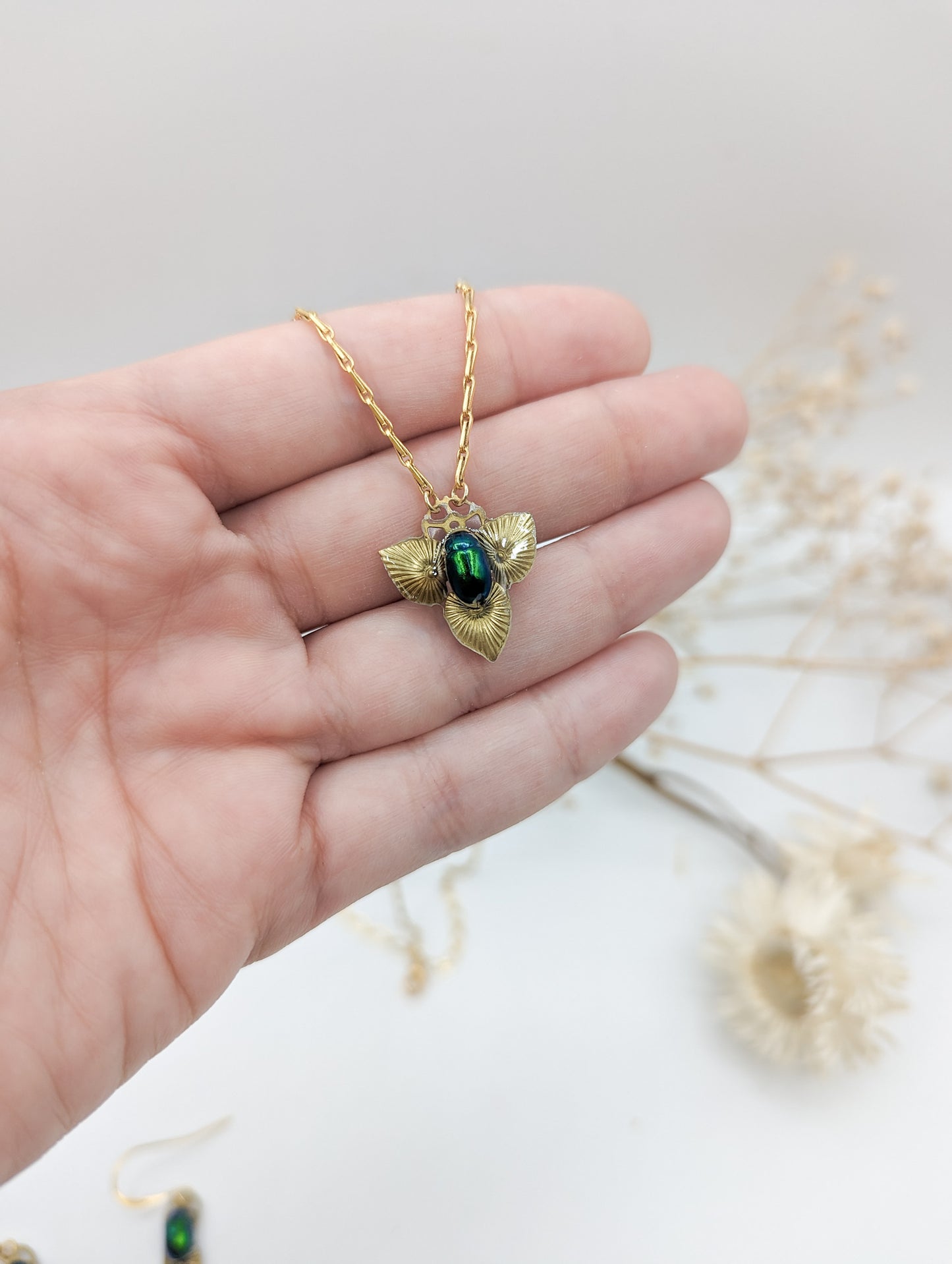 Vue ensemble collier Maat scarabée vert – fait main en France | Victorian Rehab