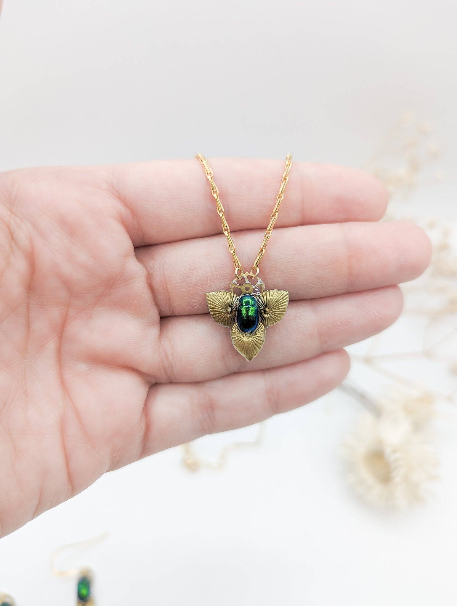 Collier Maat version argentée – scarabée vert & laiton argenté | Victorian Rehab