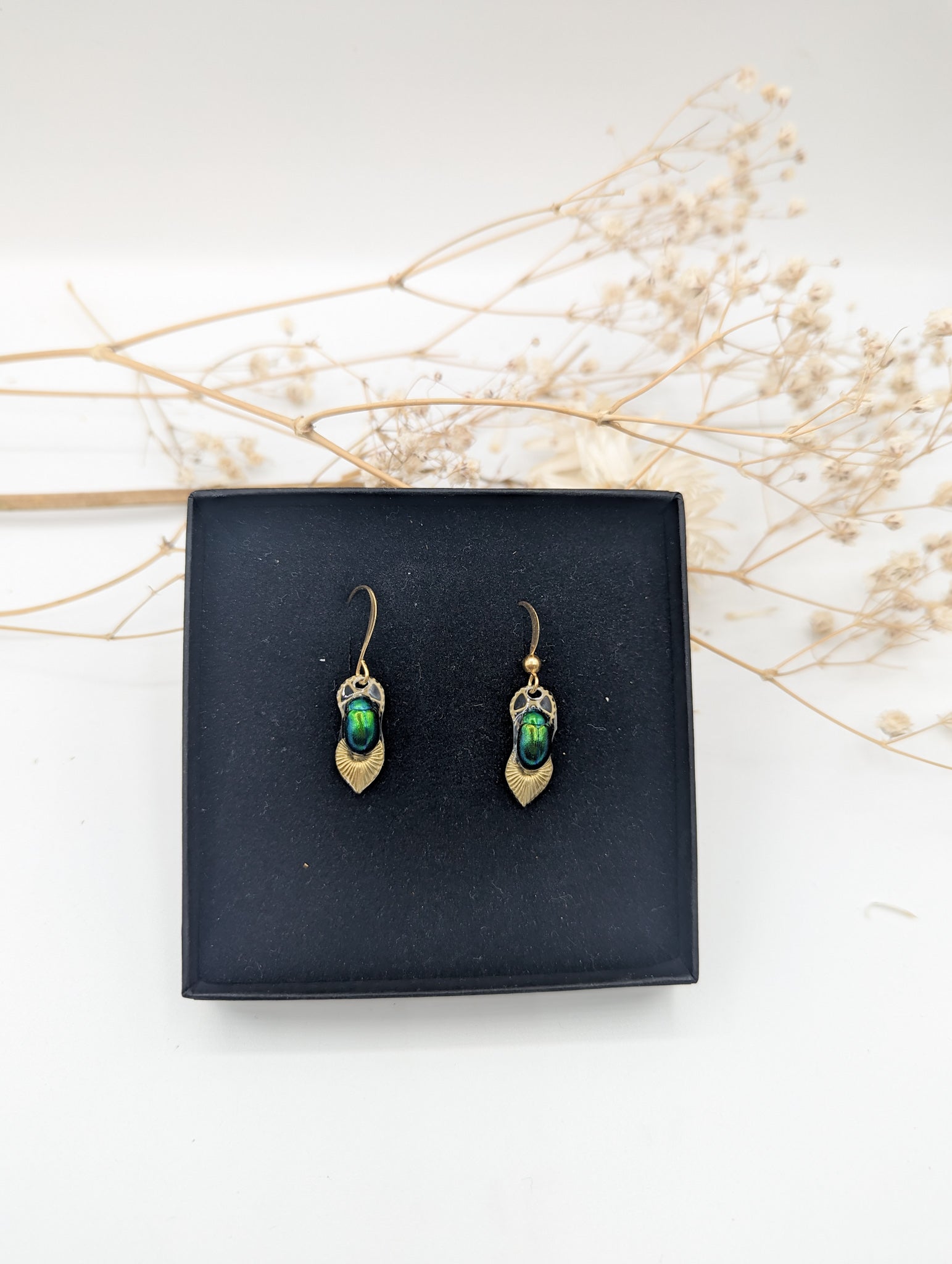 Détail boucles Maat – scarabée vert iridescent & laiton doré | Victorian Rehab