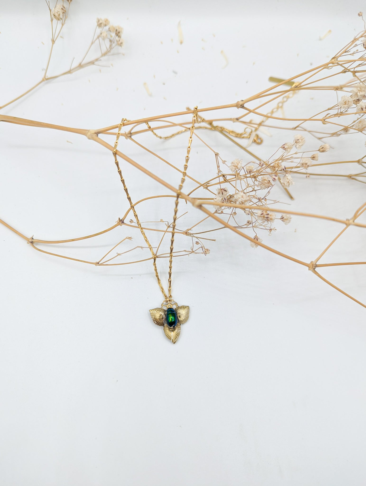 Collier Maat scarabée vert – bijou minimaliste Égypte antique | Victorian Rehab
