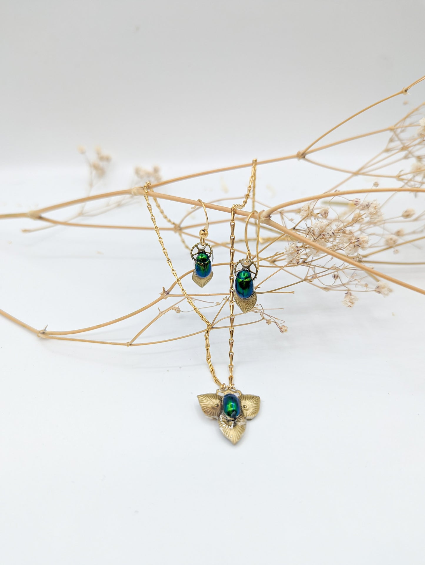 Détail collier Maat – véritable scarabée vert iridescent en résine | Victorian Rehab