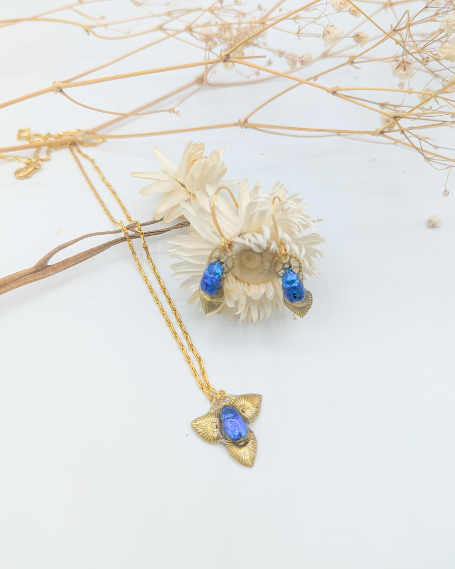 Boucles d'oreille Maat version argentée – véritable scarabée bleu | Victorian Rehab