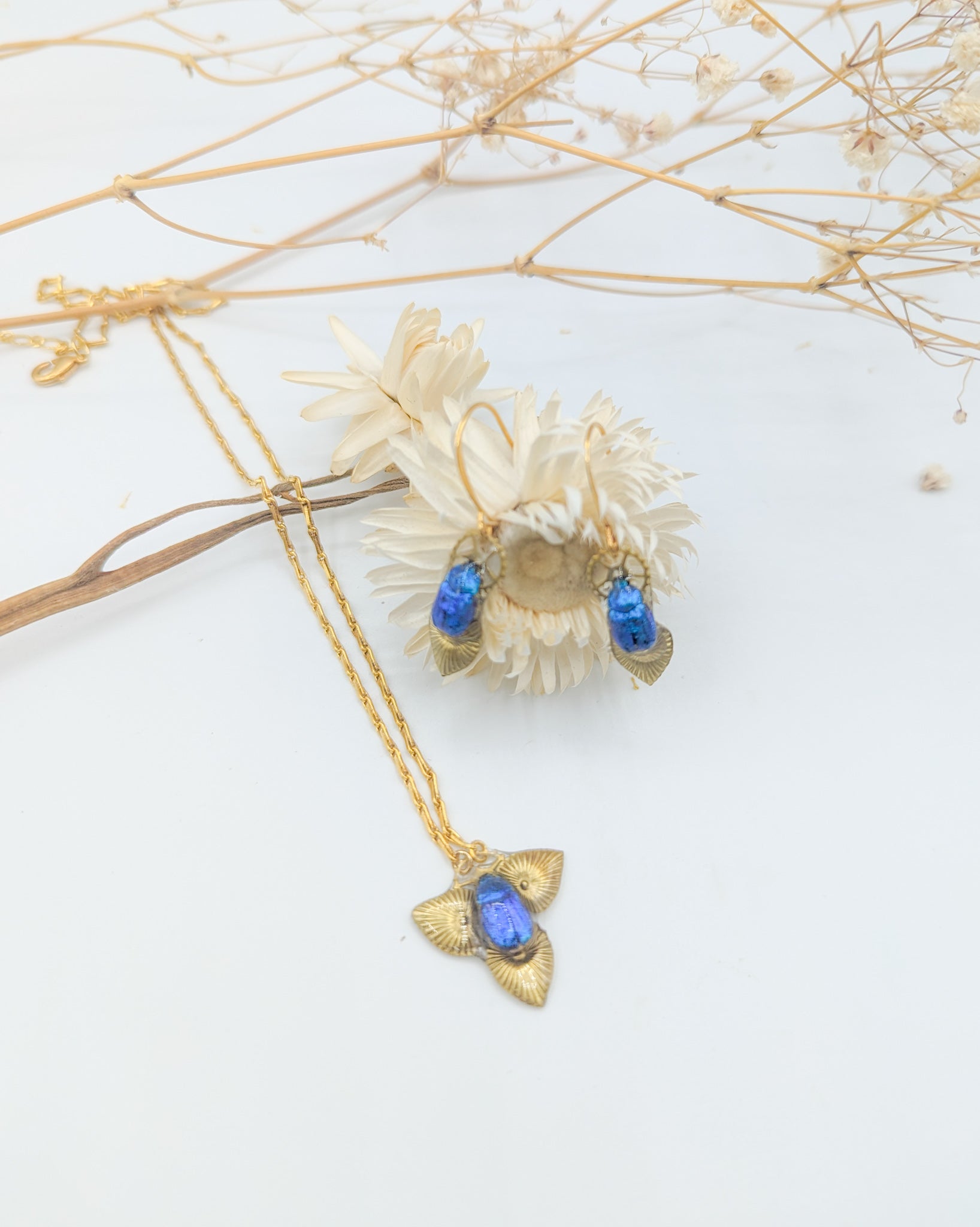 Boucles d'oreille Maat version argentée – véritable scarabée bleu | Victorian Rehab