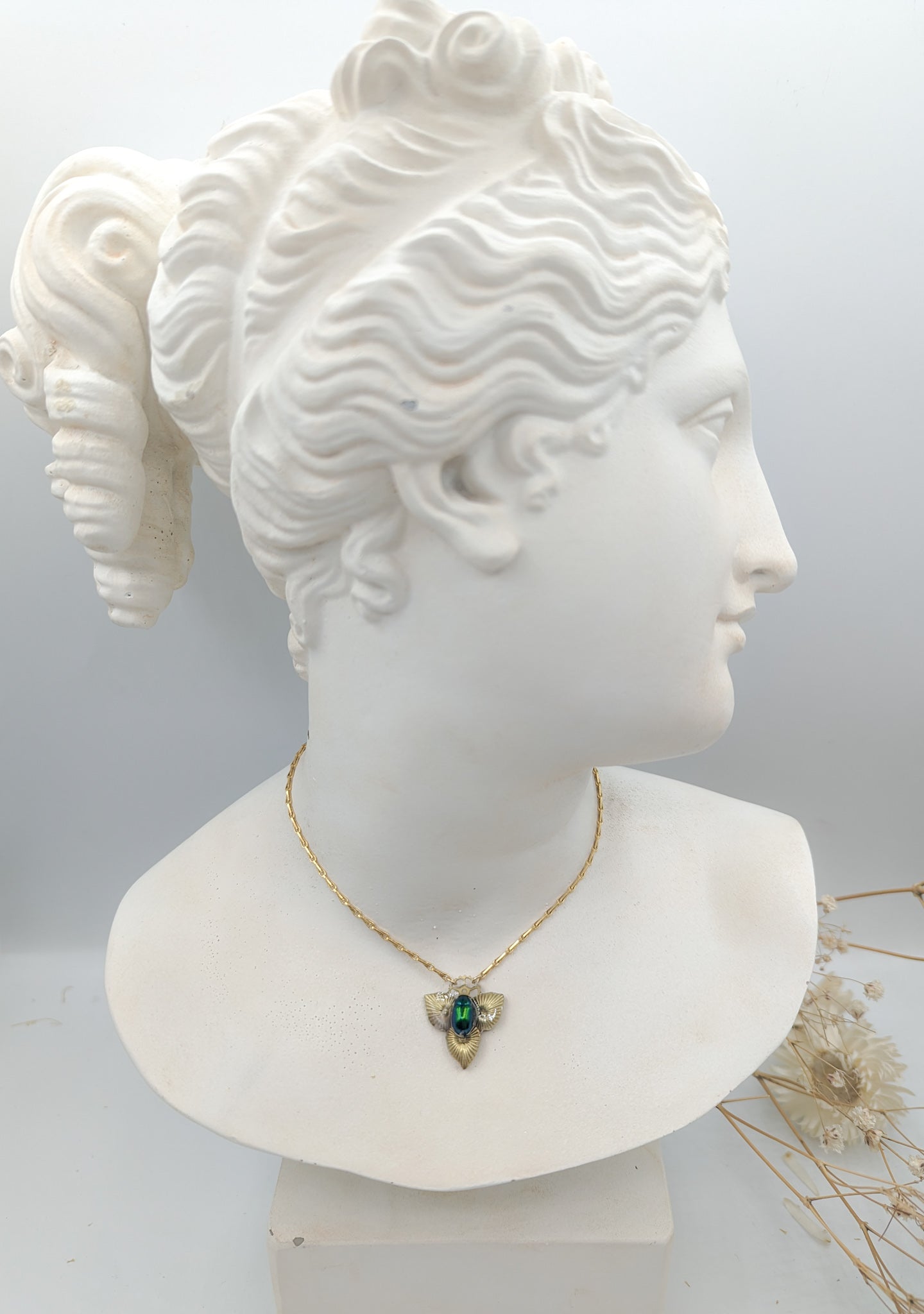 Collier Maat porté – scarabée vert & chaîne dorée réglable | Victorian Rehab