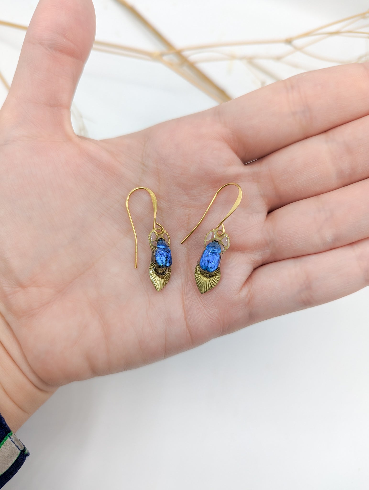 Détail boucles Maat – scarabée bleu & laiton doré | Victorian Rehab