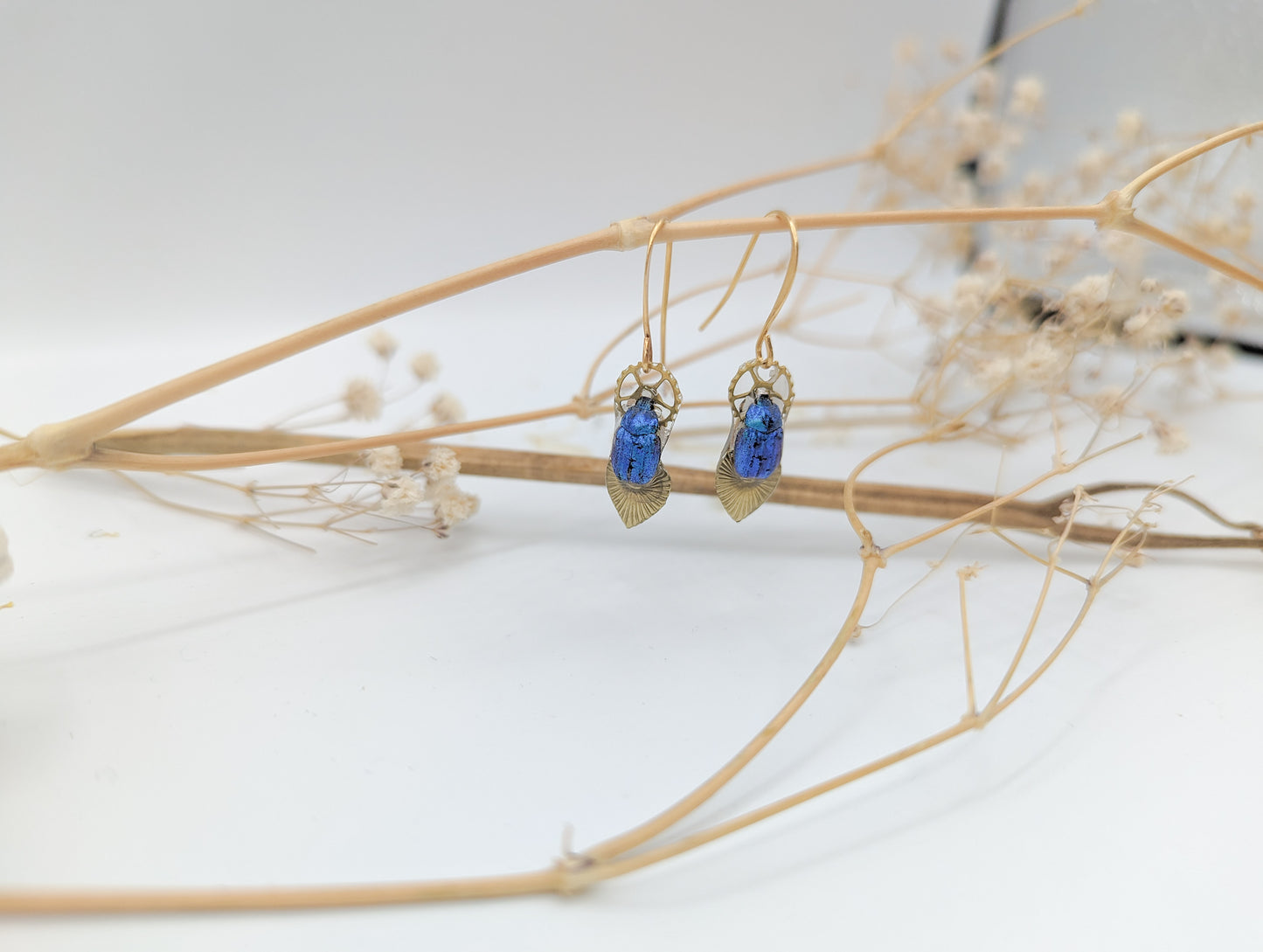 Boucles Maat scarabée bleu – bijou minimaliste Égypte antique | Victorian Rehab