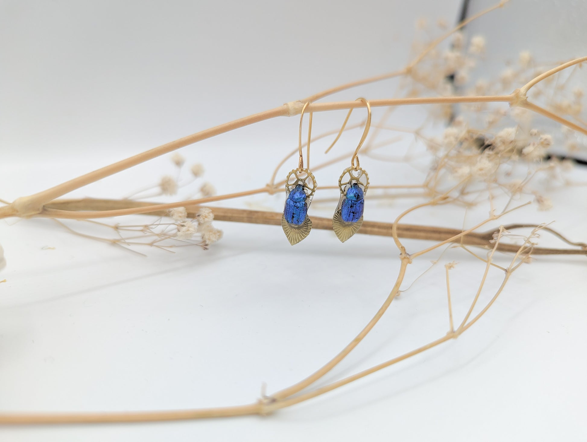 Boucles Maat scarabée bleu – bijou minimaliste Égypte antique | Victorian Rehab