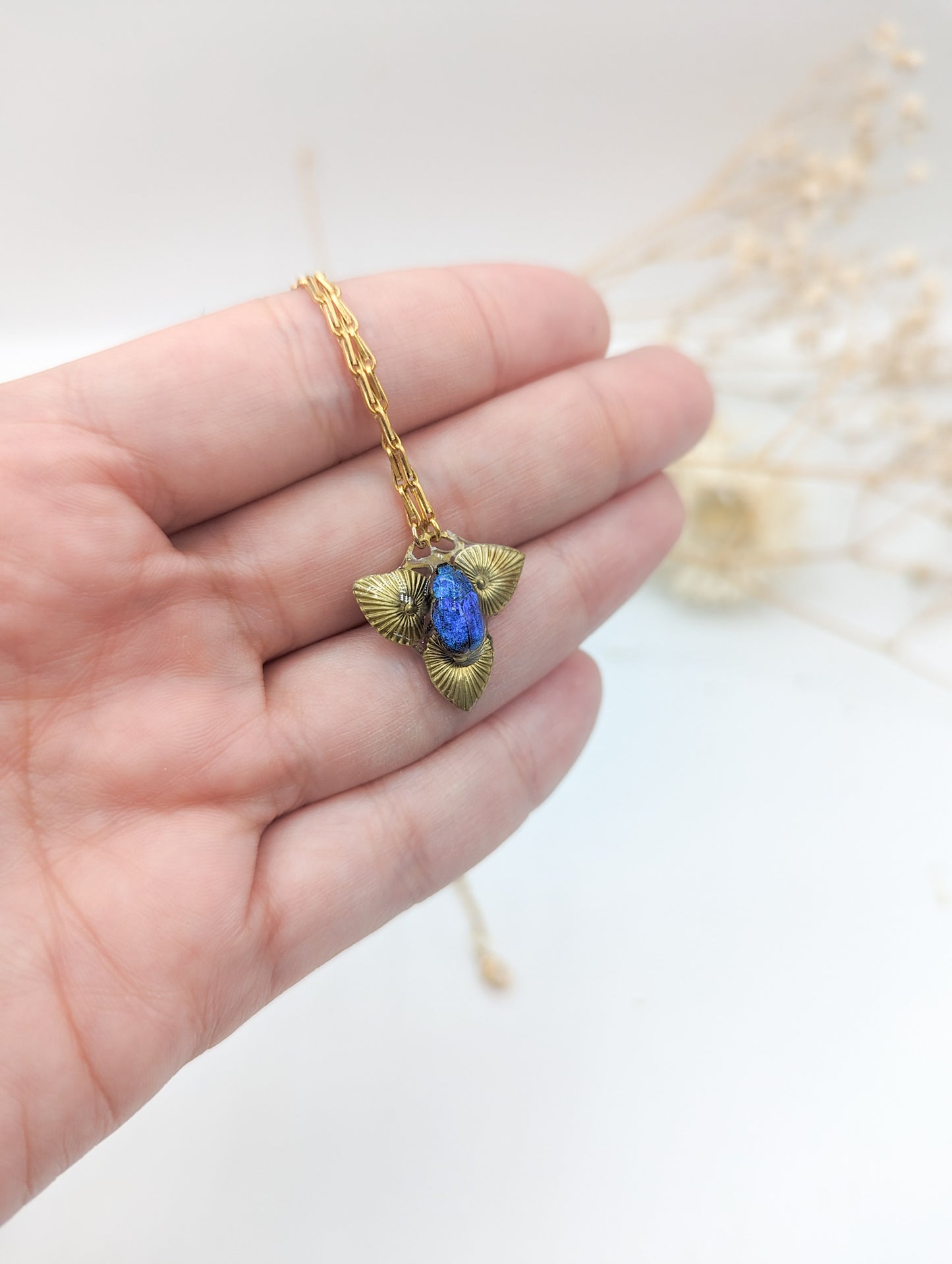 Vue ensemble collier Maat scarabée bleu – fait main en France | Victorian Rehab