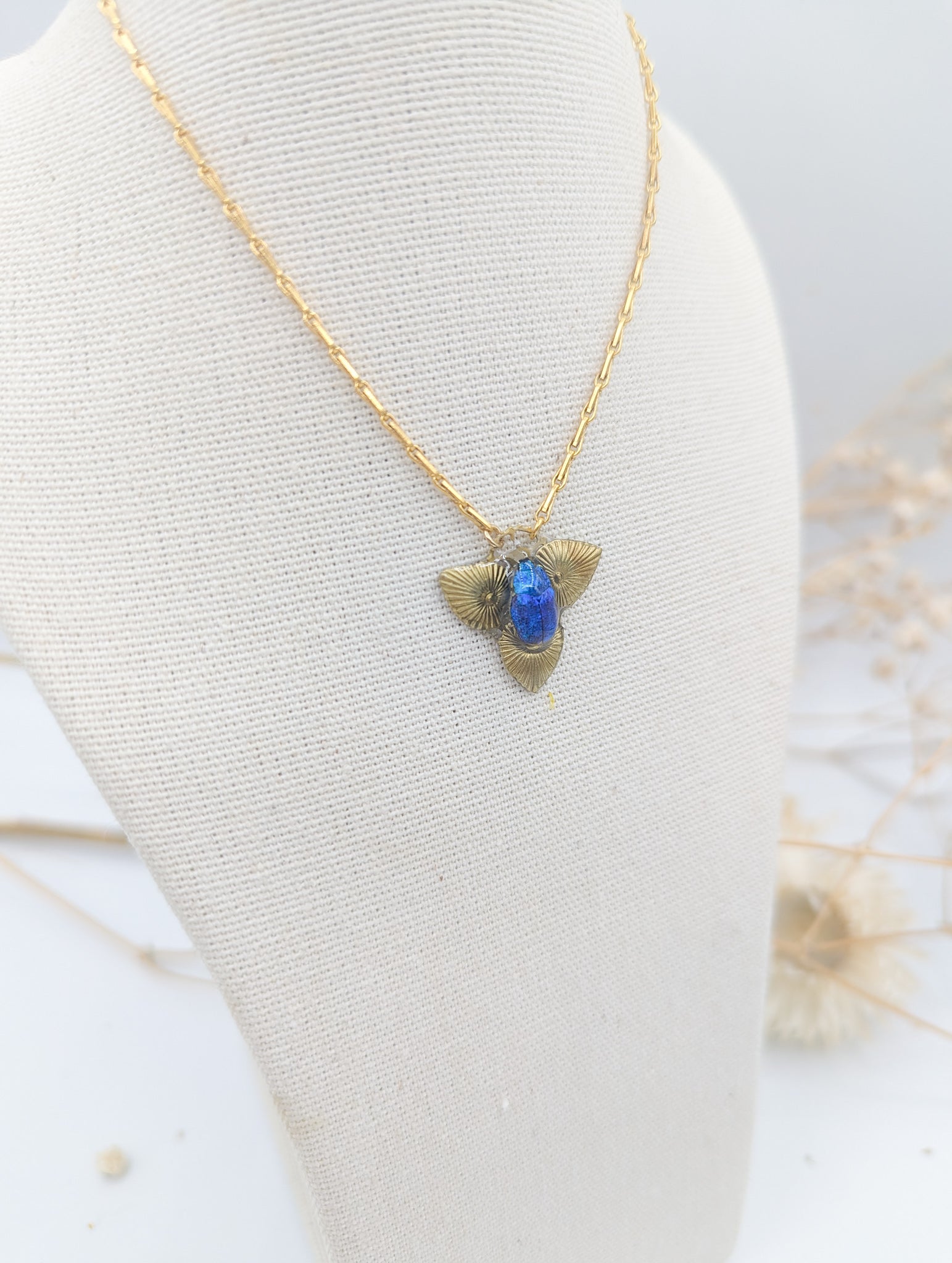Collier Maat version argentée – scarabée bleu & laiton argenté | Victorian Rehab