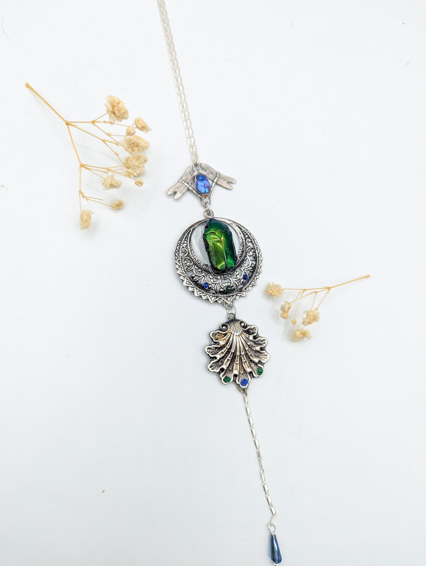Vue face collier Diva – deux scarabées & motif libellule laiton | Victorian Rehab