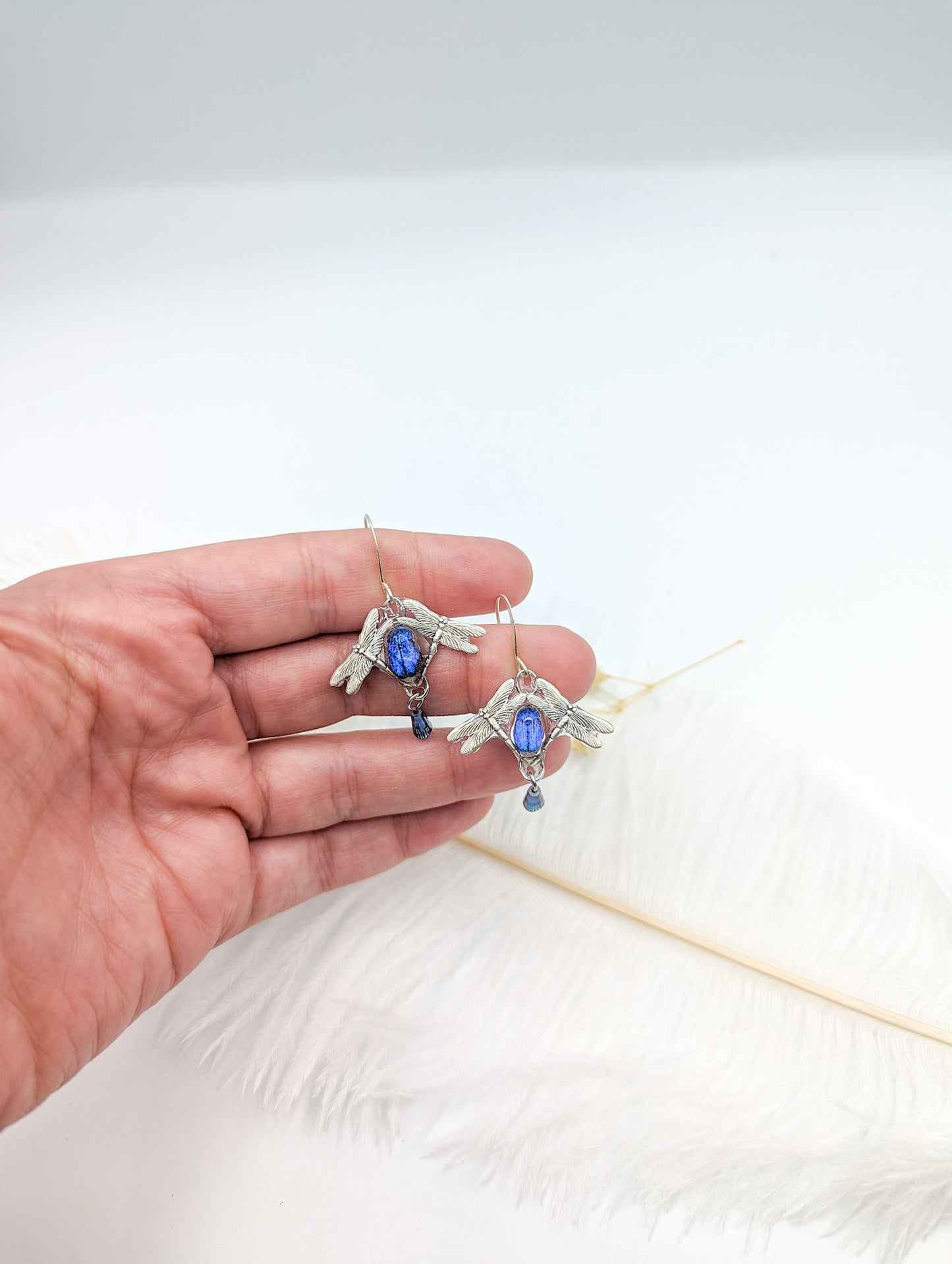 Détail boucles Odin – scarabée bleu iridescent & estampe libellule | Victorian Rehab