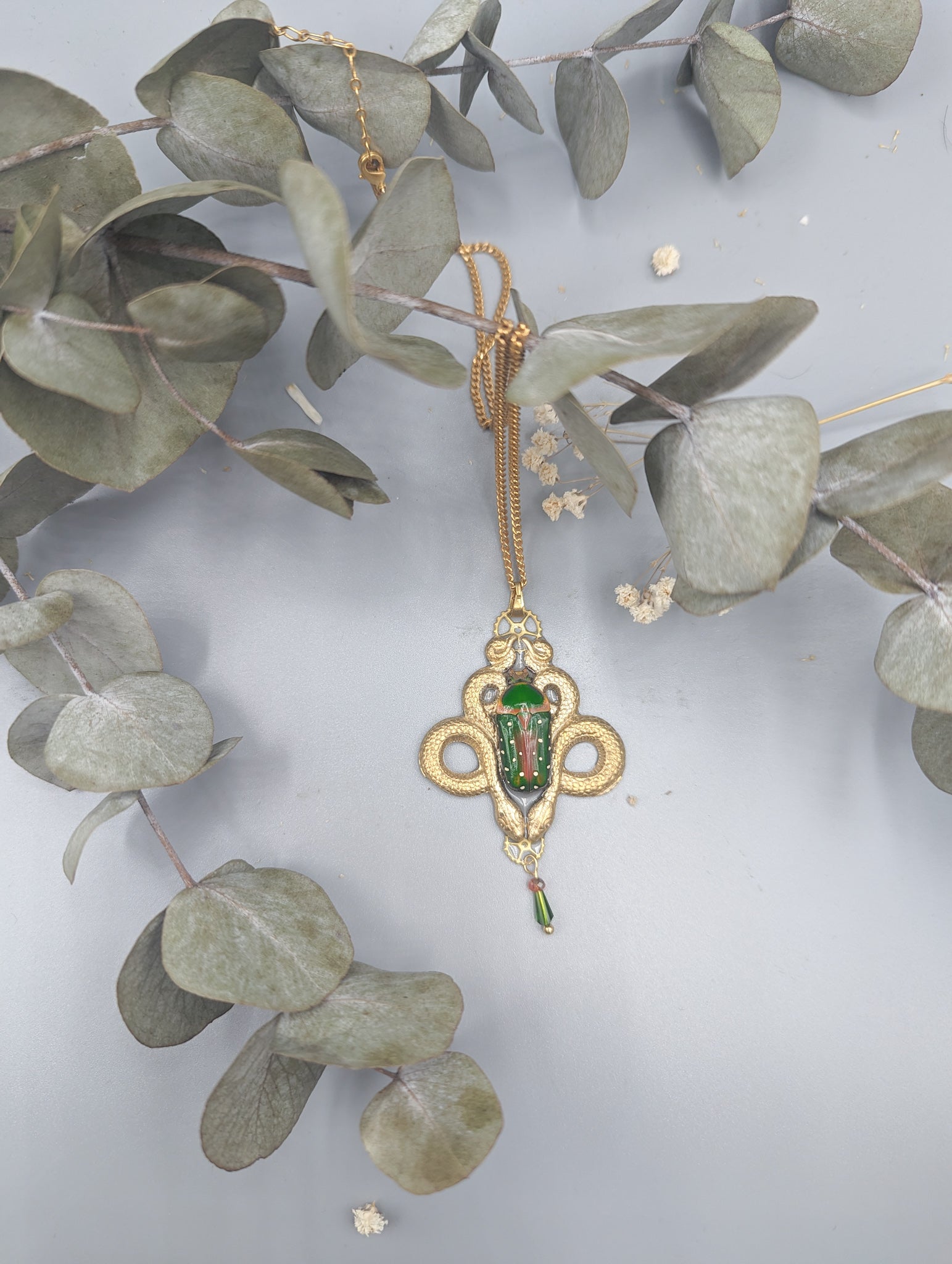 Collier Medusa porté – bijou statement mythologies antiques | Victorian Rehab