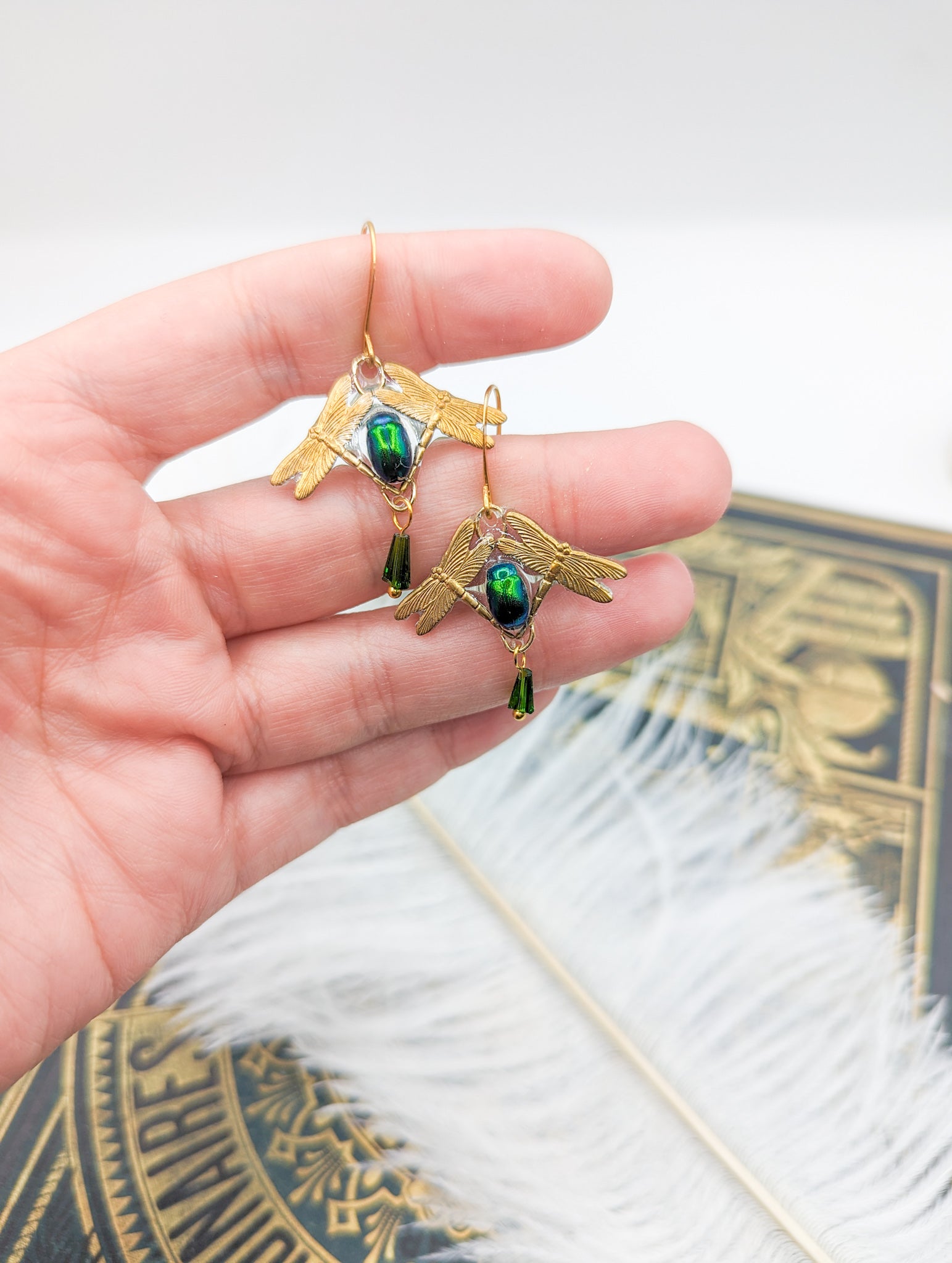 Vue ensemble boucles Odin Doré – scarabée vert & motif libellule | Victorian Rehab