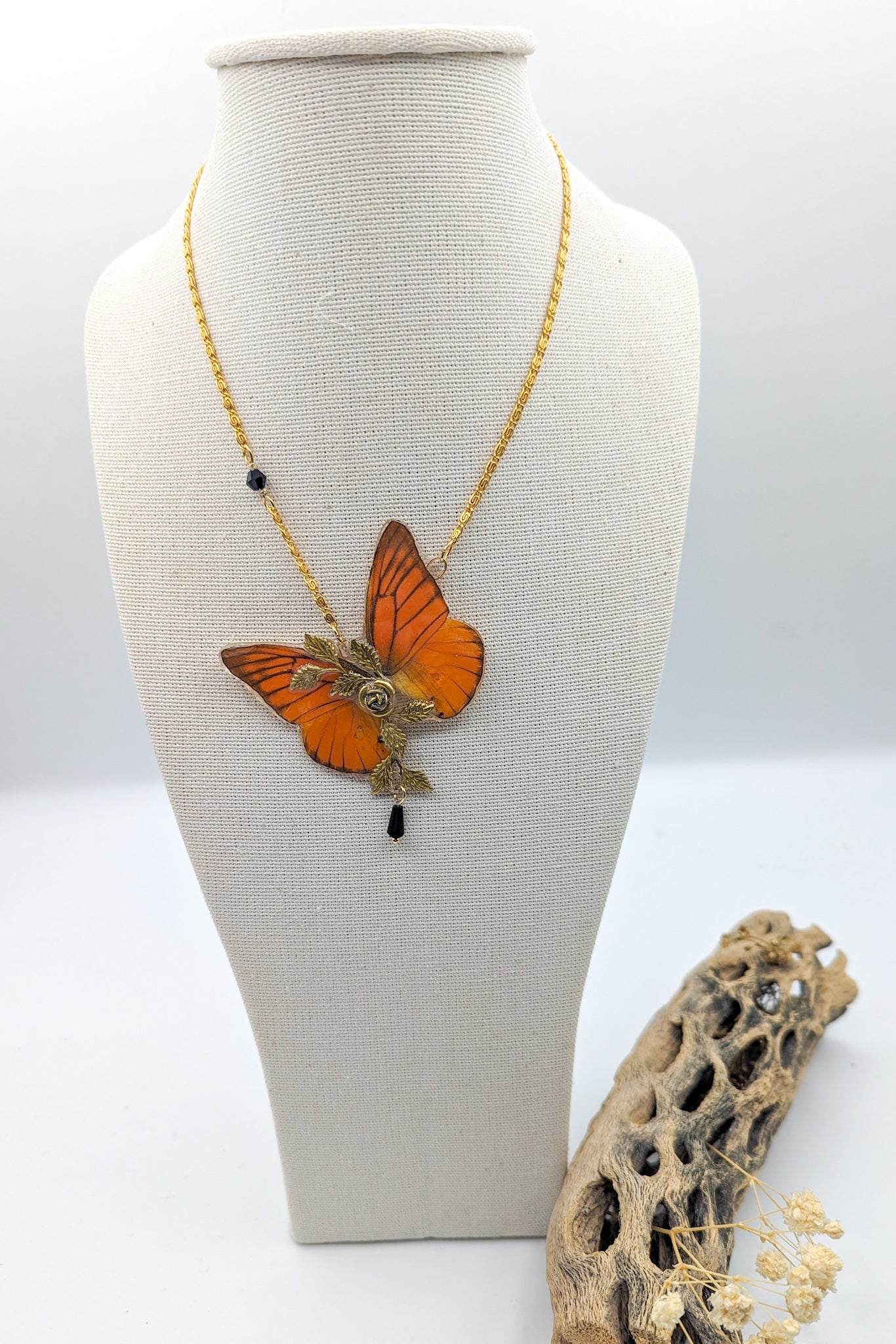 Collier Naturalia Appias Nero vue de face – bijou naturaliste unique Victorian Rehab