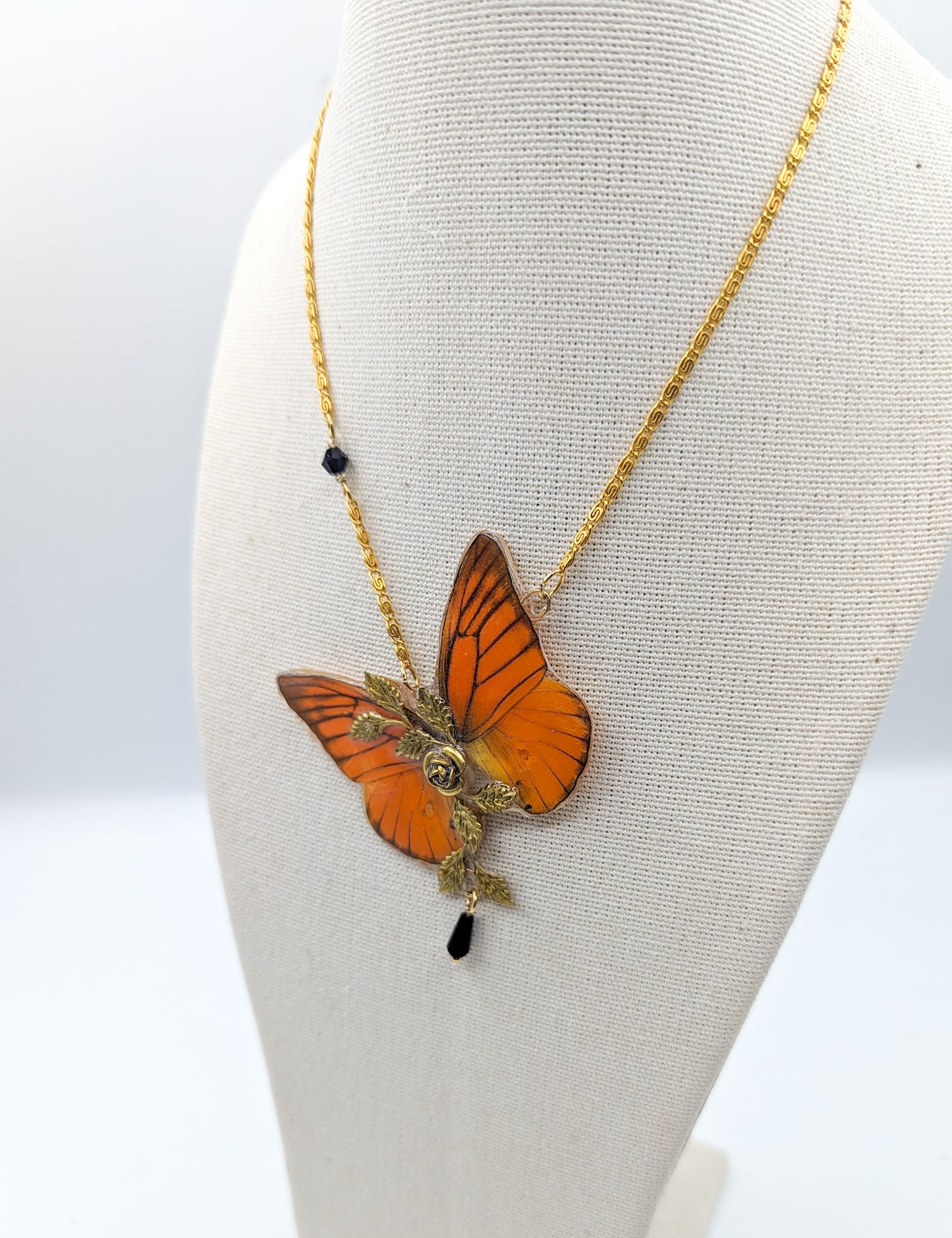 Collier papillon orange noir doré Appias Nero – pièce unique Art Nouveau Victorian Rehab
