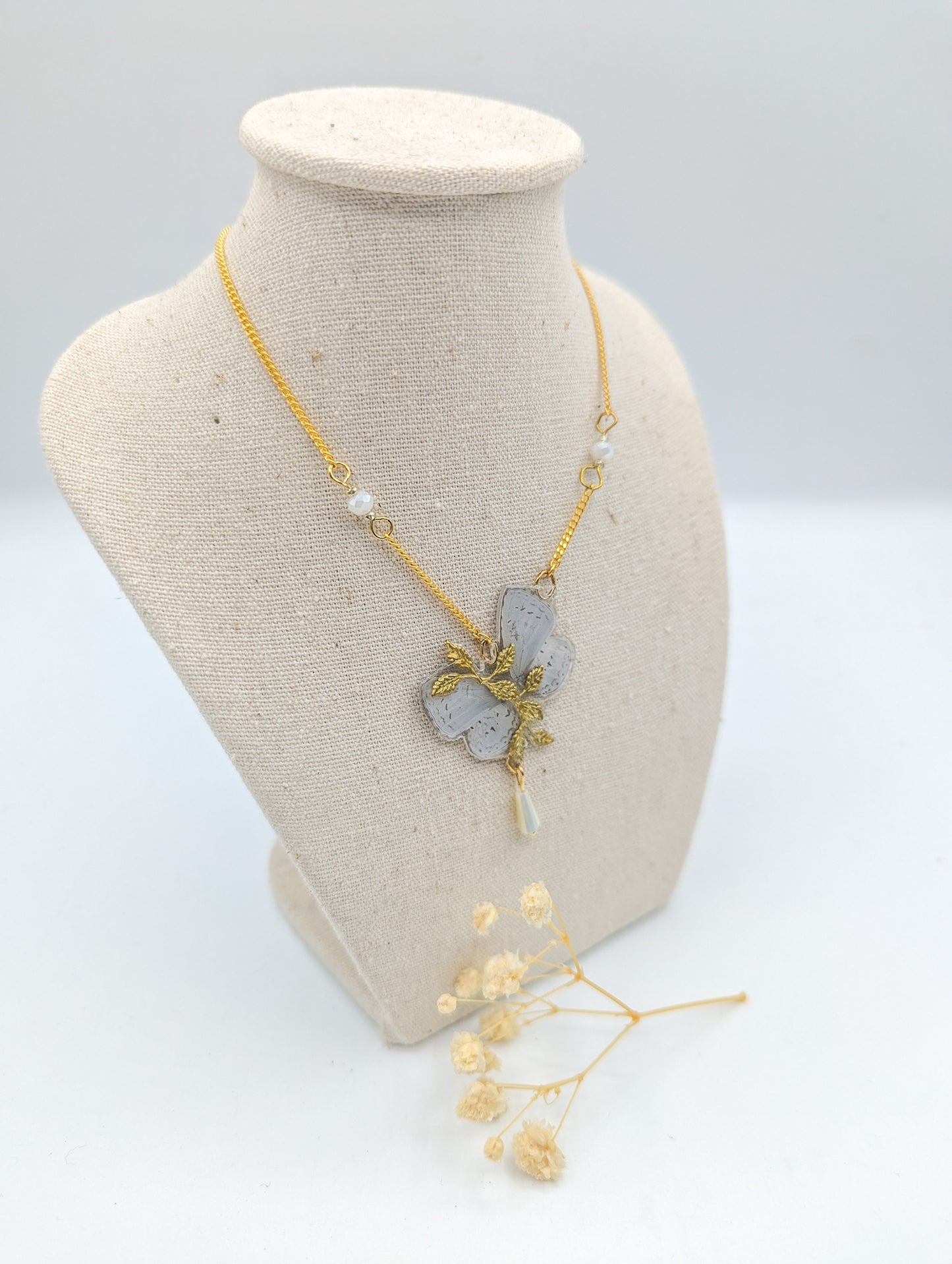 Collier Naturalia papillon nacré porté – bijou unique fait main France Victorian Rehab