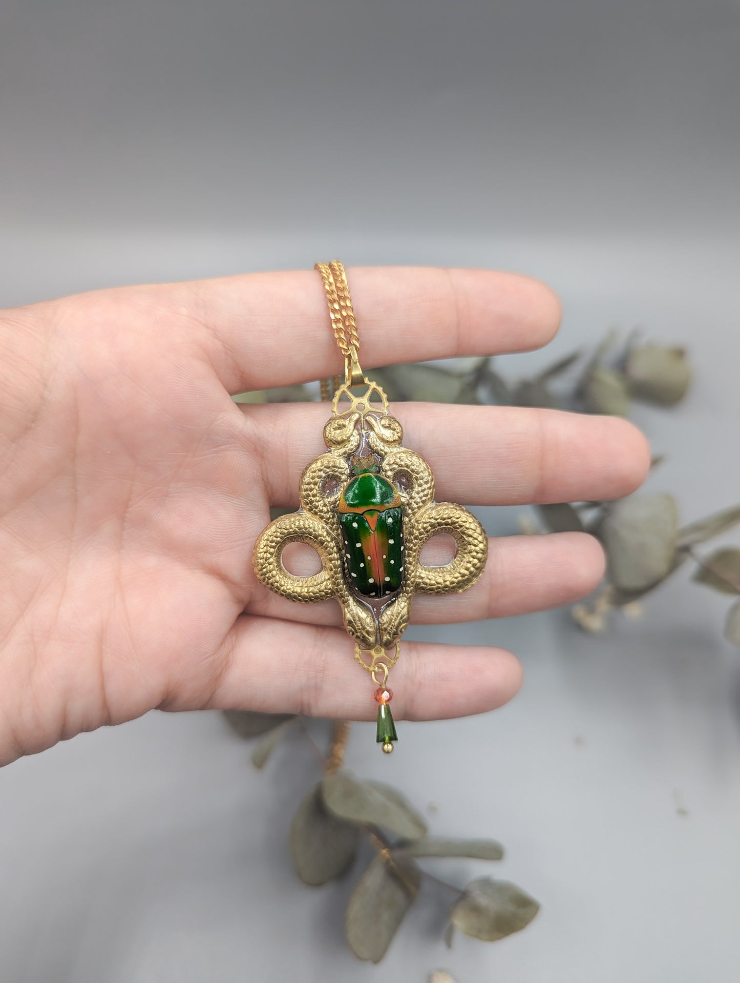 Détail collier Medusa – scarabée en résine & laiton doré serpent | Victorian Rehab