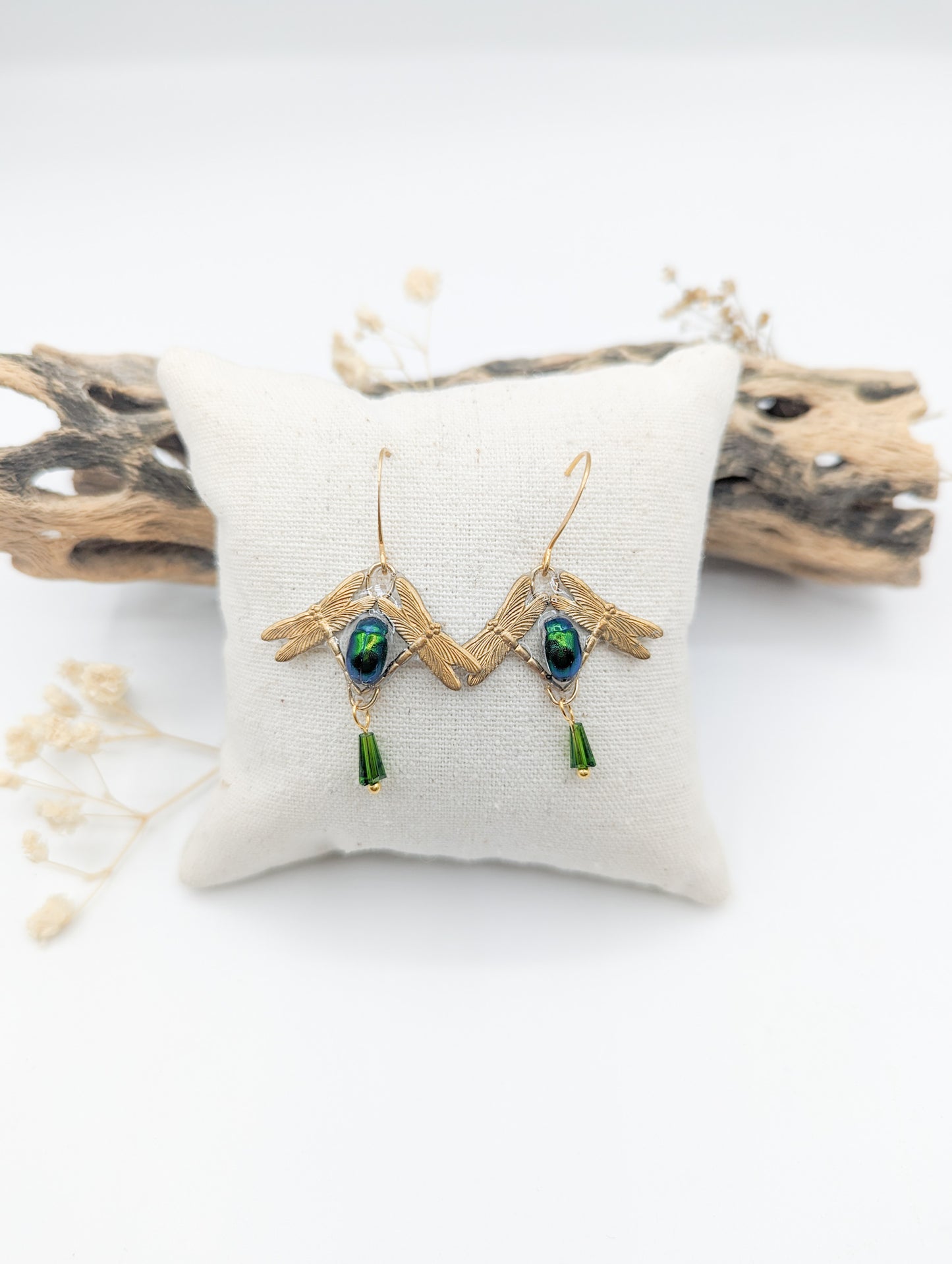 Détail boucles Odin Doré – scarabée vert iridescent & estampe libellule | Victorian Rehab