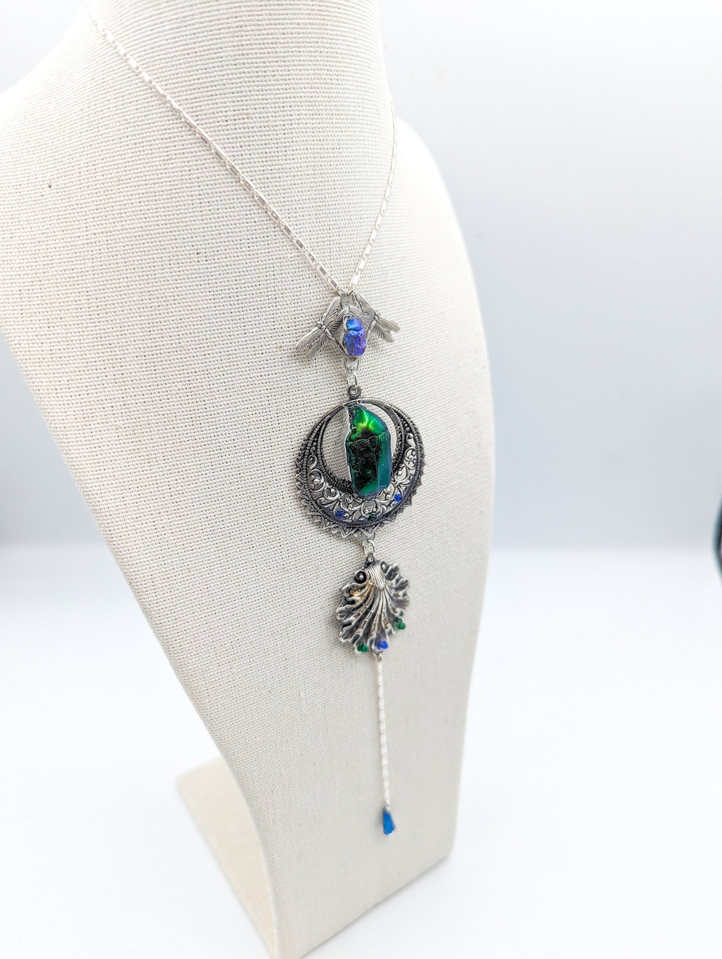 Détail collier Diva – scarabée bleu iridescent & perles de verre | Victorian Rehab