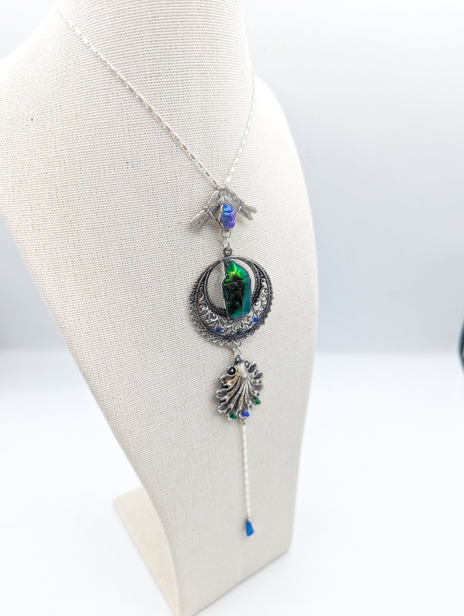 Détail collier Diva – scarabée bleu iridescent & perles de verre | Victorian Rehab