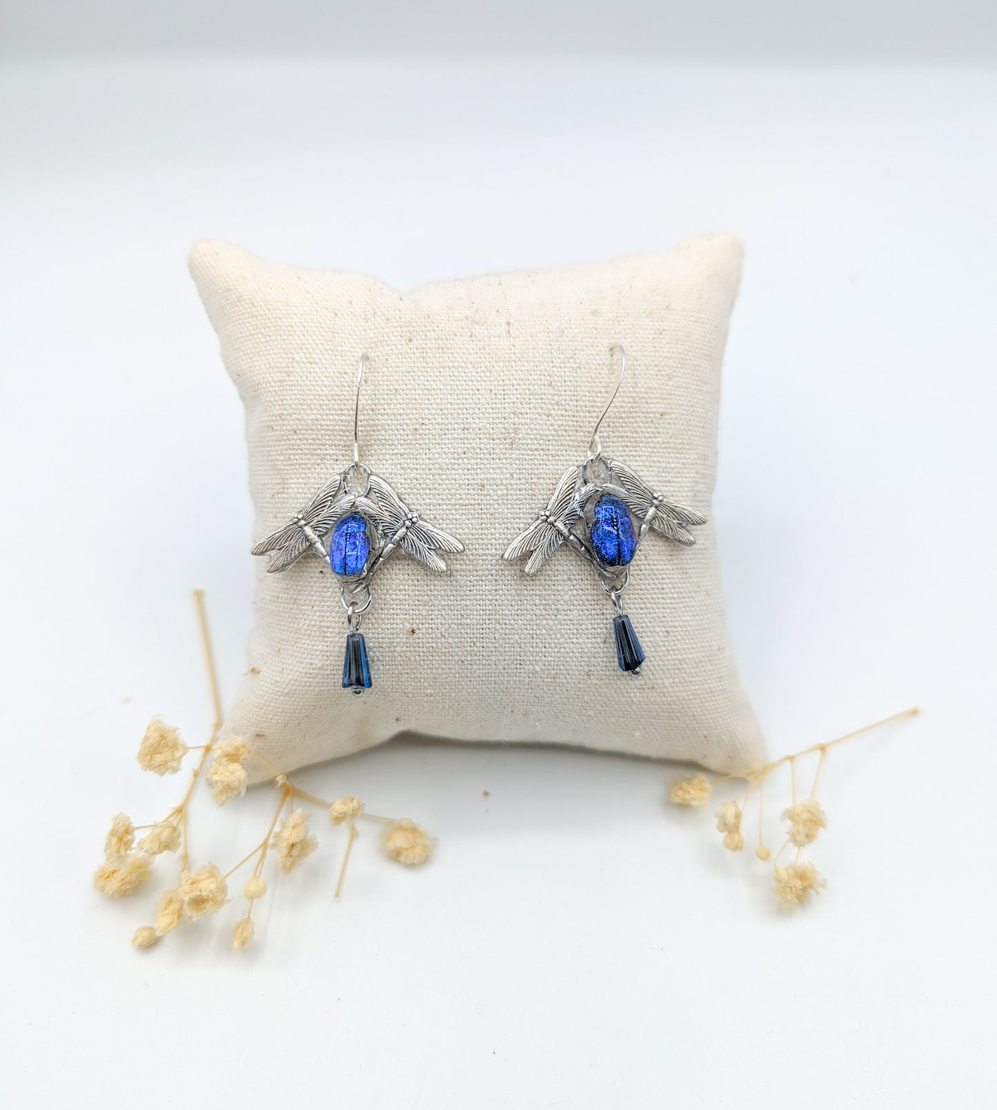 Vue ensemble boucles Odin – scarabée bleu & motif libellule doré | Victorian Rehab