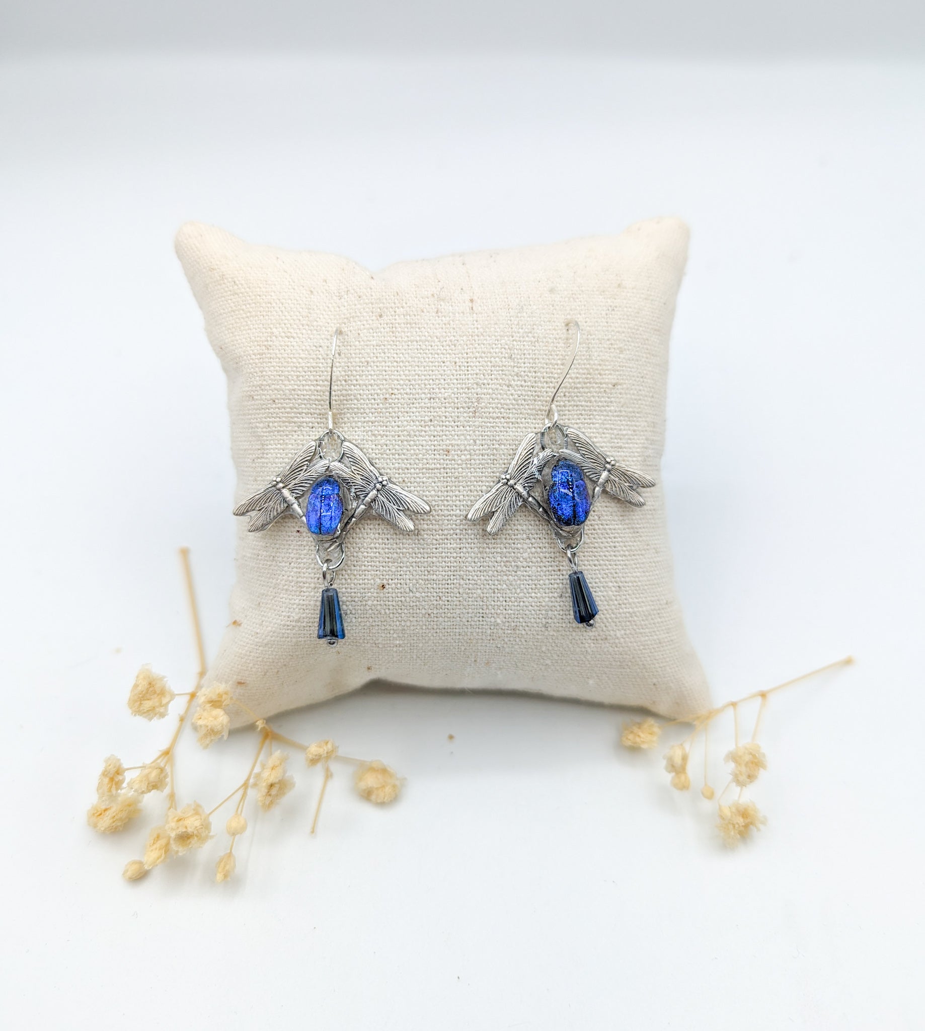 Vue ensemble boucles Odin – scarabée bleu & motif libellule doré | Victorian Rehab