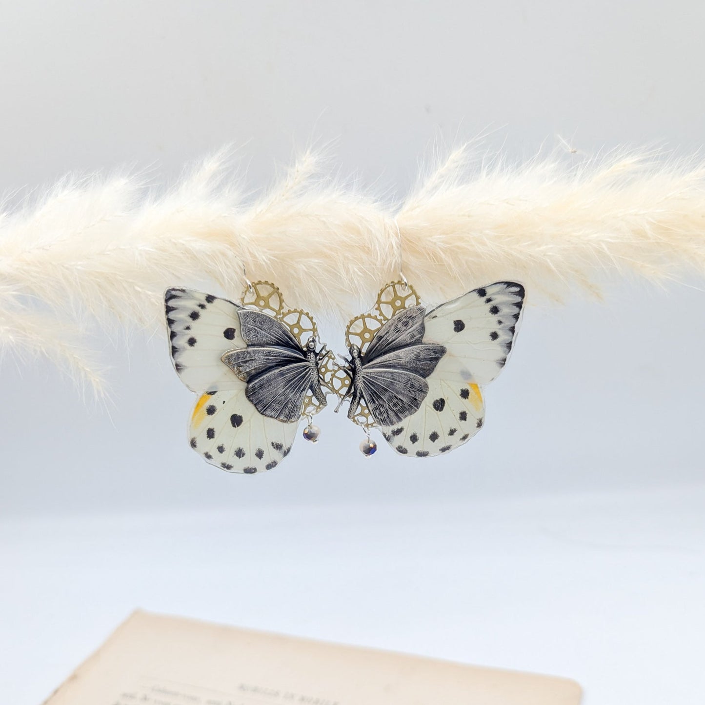 Boucles Chrysalide cabinet de curiosités métamorphose papillon – bijou unique Victorian Rehab